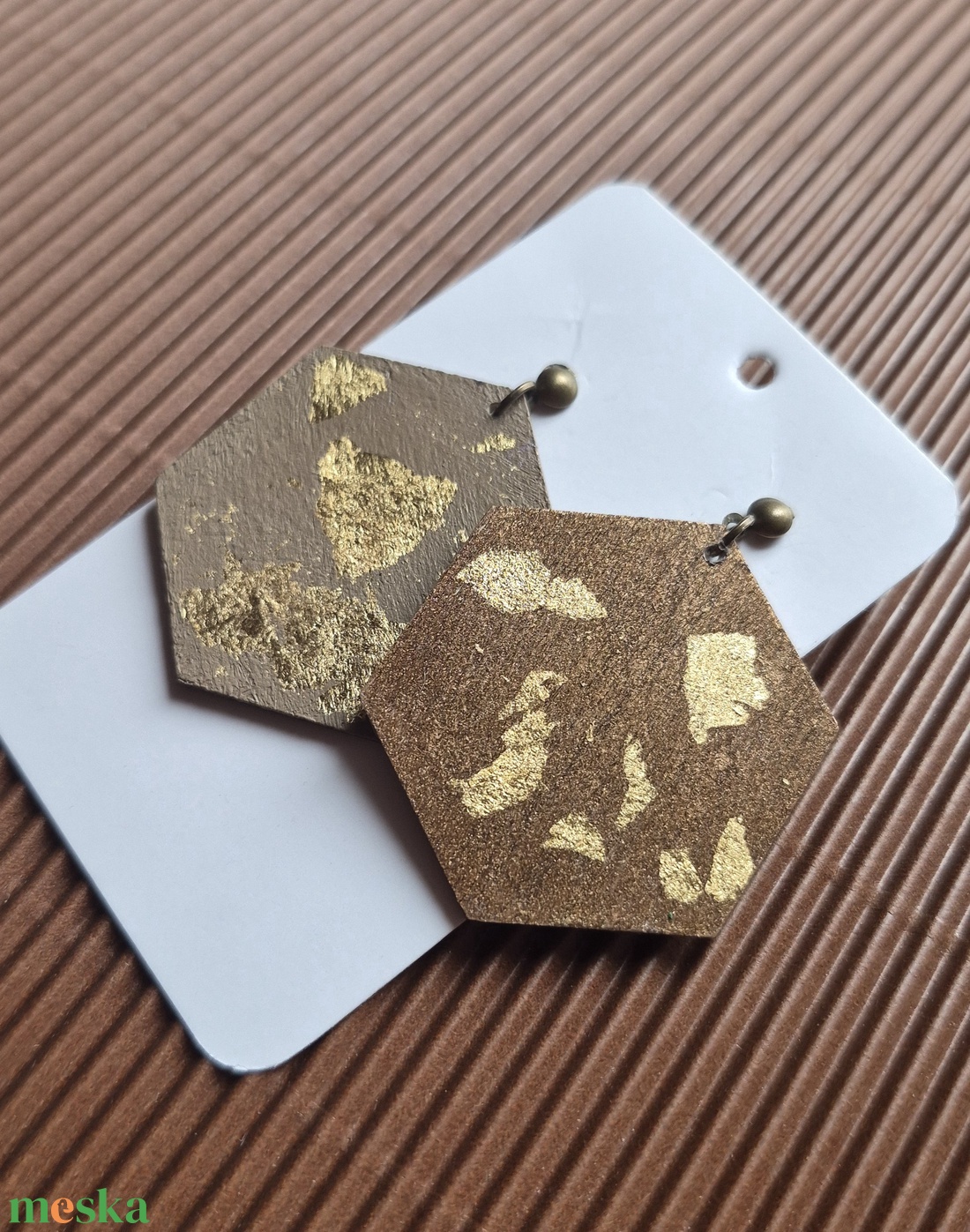 Absztrakt nagy alakú barna-arany fa fülbevaló - ékszer - fülbevaló - lógó fülbevaló - Meska.hu