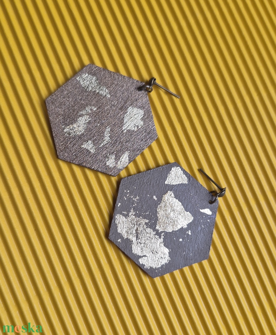 Absztrakt nagy alakú barna-arany fa fülbevaló - ékszer - fülbevaló - lógó fülbevaló - Meska.hu