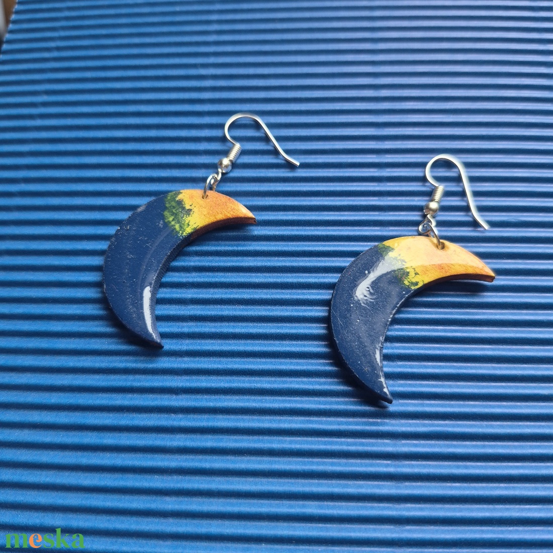 Kék hold alakú lógós fa fülbevaló - ékszer - fülbevaló - lógó fülbevaló - Meska.hu