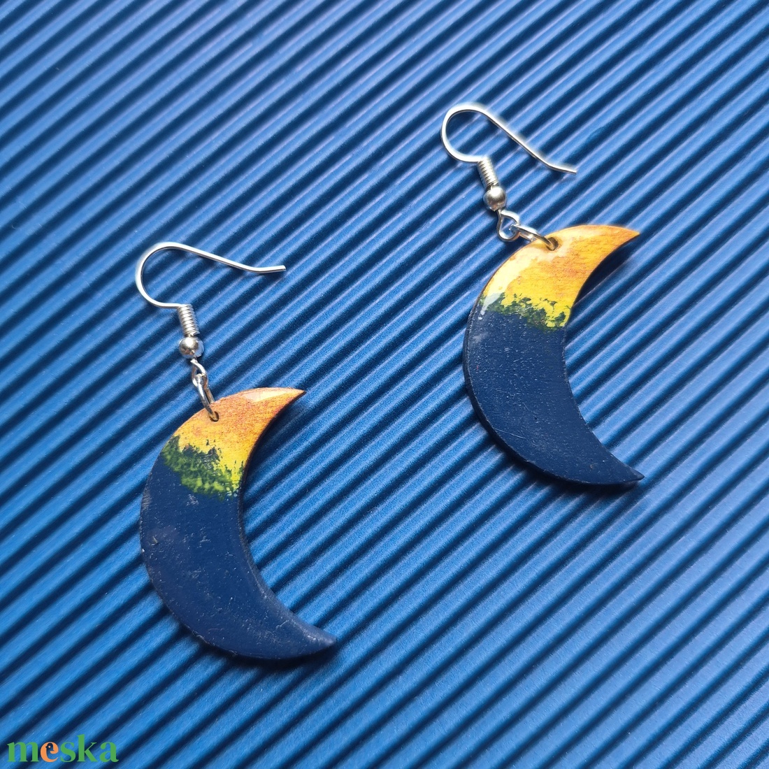 Kék hold alakú lógós fa fülbevaló - ékszer - fülbevaló - lógó fülbevaló - Meska.hu