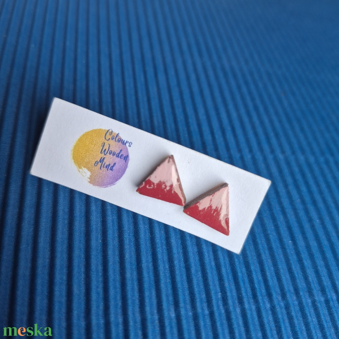 Piros háromszög alakú fa bedugós fülbevaló  - ékszer - fülbevaló - pötty fülbevaló - Meska.hu