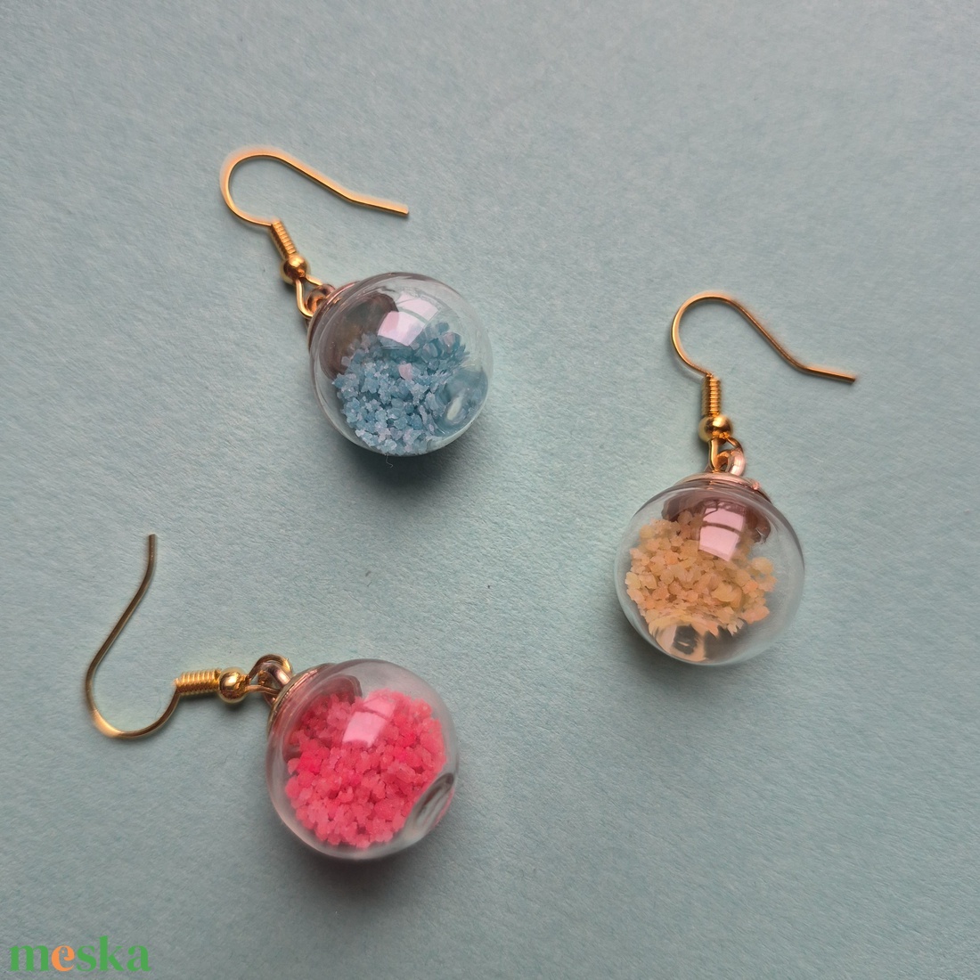 Foszforeszkáló üveggömb fülbeval�k - ékszer - fülbevaló - lógó fülbevaló - Meska.hu