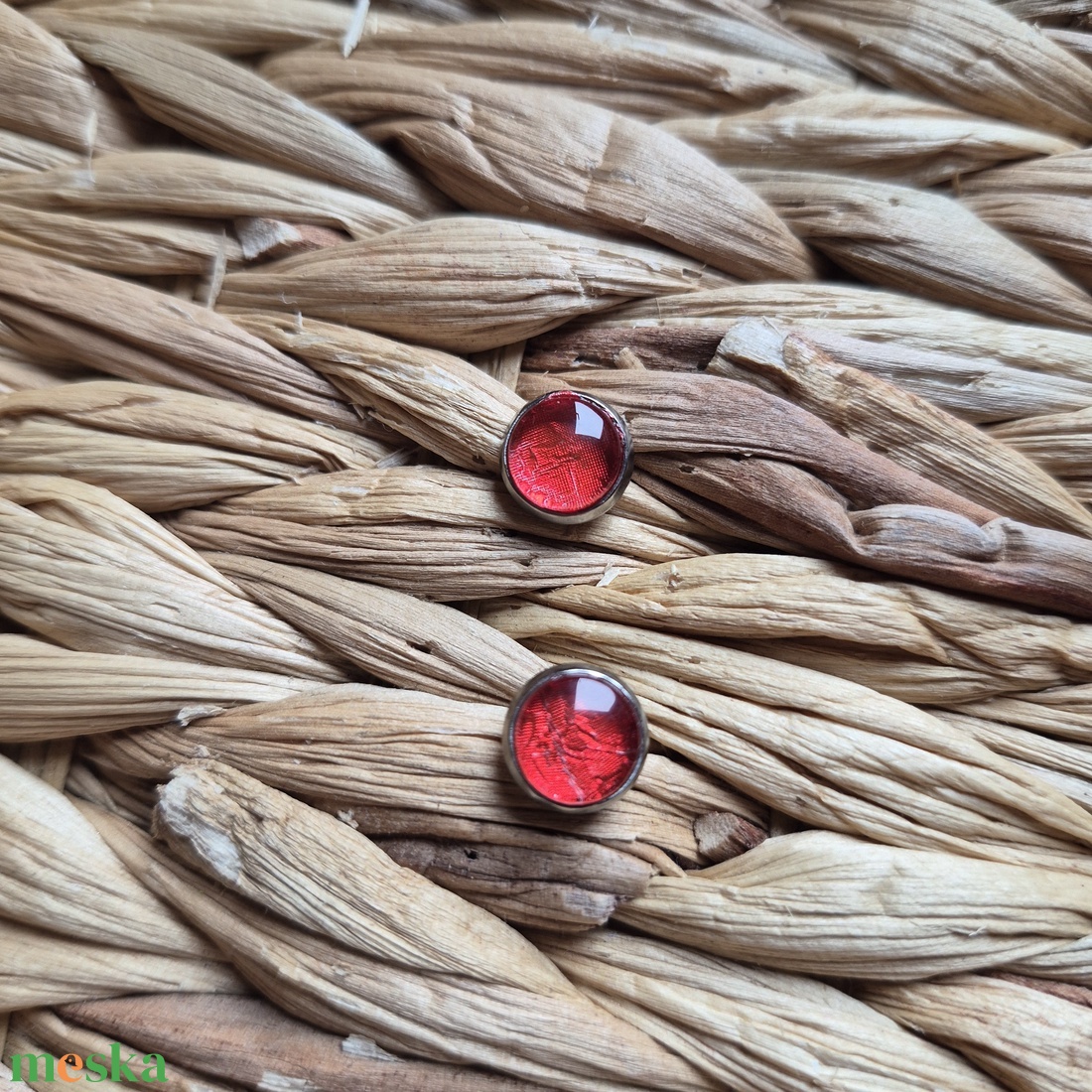 Bedugós piros üveg fülbevaló - ékszer - fülbevaló - pötty fülbevaló - Meska.hu