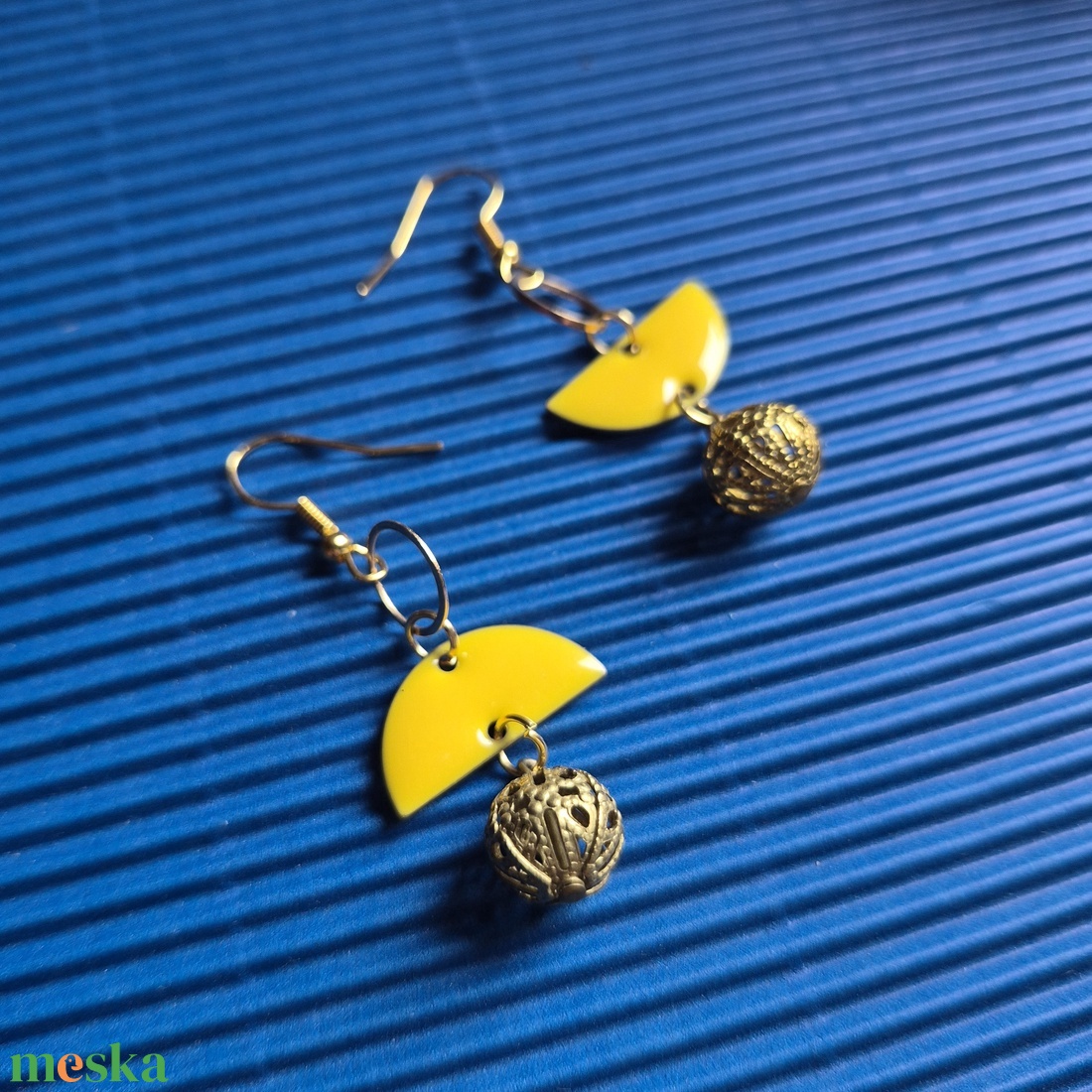 Sárga-arany zománc lógós fülbevaló  - ékszer - fülbevaló - lógó fülbevaló - Meska.hu