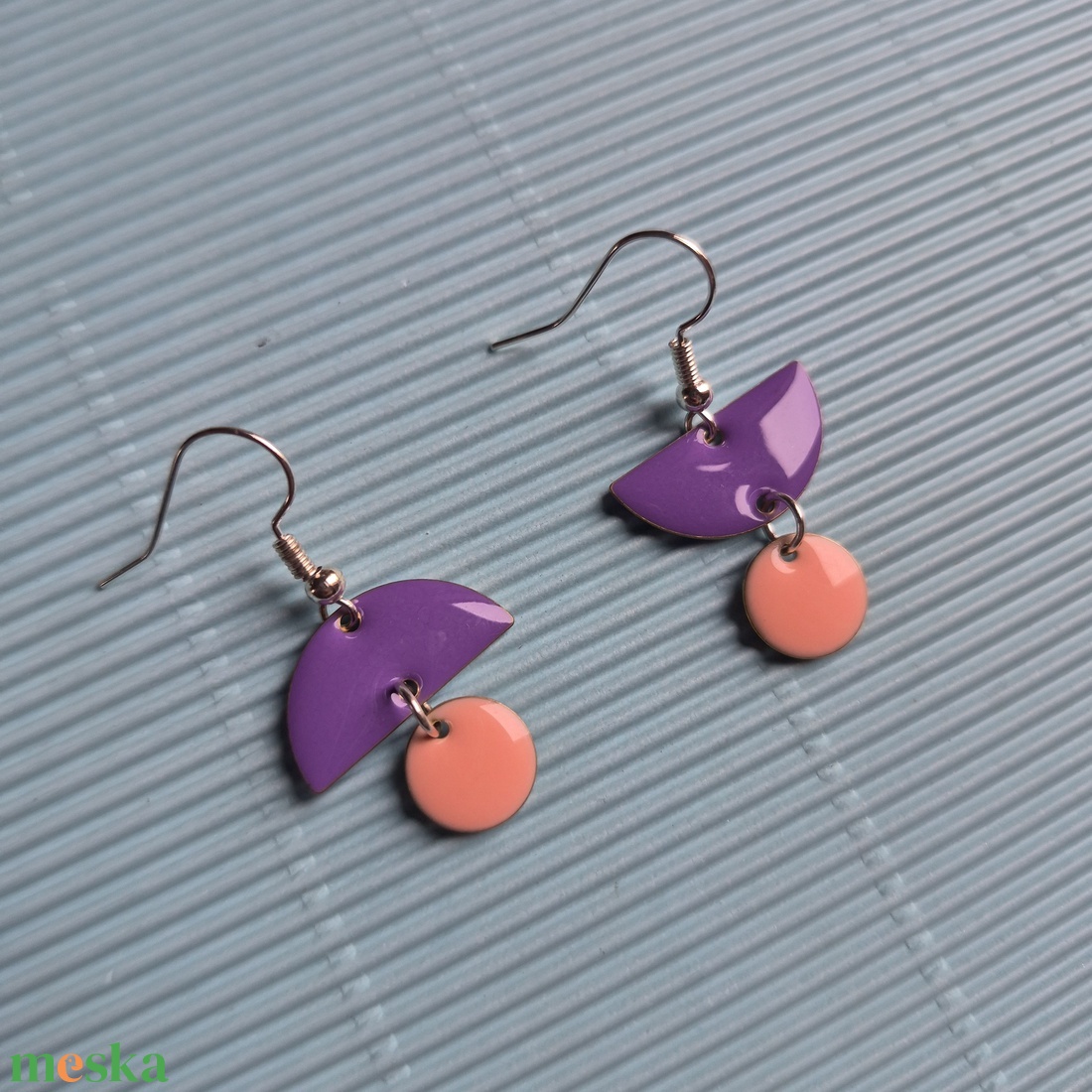 Lila-rózsaszín zománc lógós fülbevaló  - ékszer - fülbevaló - lógó fülbevaló - Meska.hu
