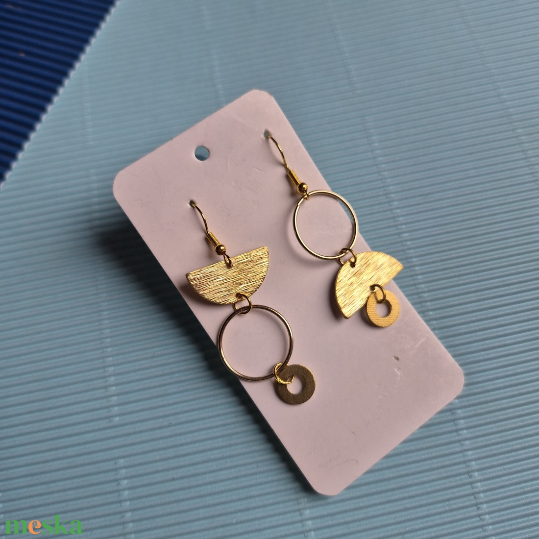 Arany színű zománc lógós fülbevaló  - ékszer - fülbevaló - lógó fülbevaló - Meska.hu