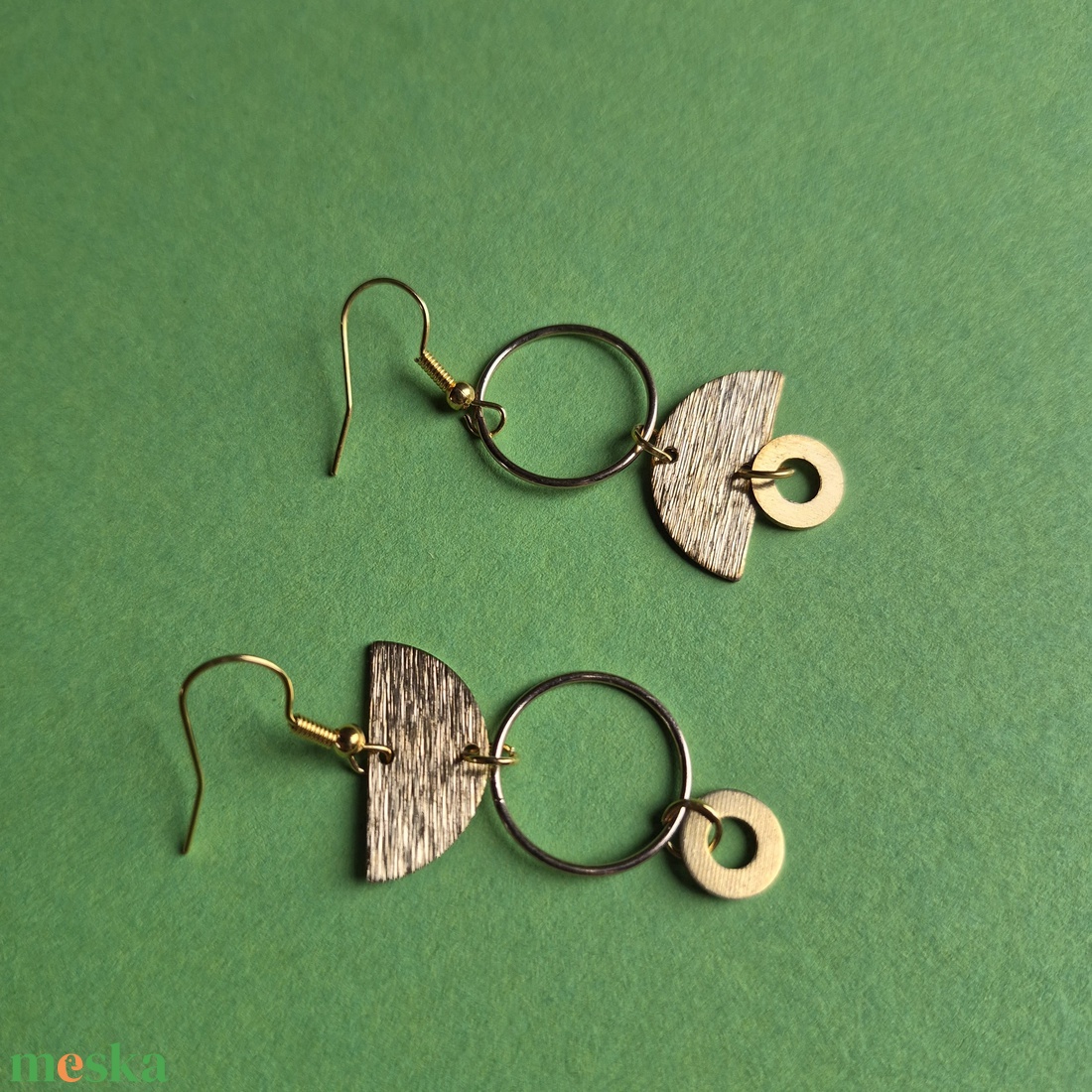 Arany színű zománc lógós fülbevaló  - ékszer - fülbevaló - lógó fülbevaló - Meska.hu