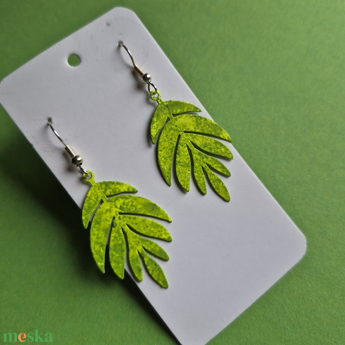 Zöld színű fém lógós fülbevaló  - ékszer - fülbevaló - lógó fülbevaló - Meska.hu