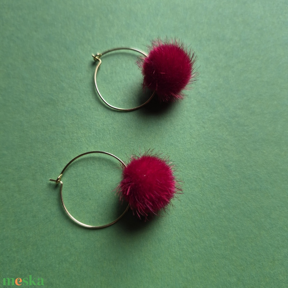Piros pom-pomos lógós fülbevaló  - ékszer - fülbevaló - lógó fülbevaló - Meska.hu