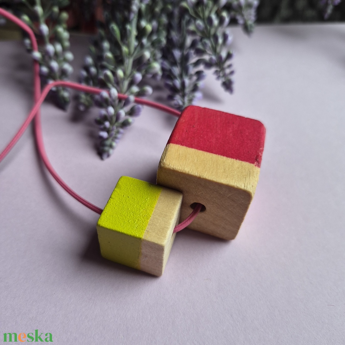 Lime zöld és fukszia pink csíkos fa kocka nyaklánc  - ékszer - nyaklánc - bogyós nyaklánc - Meska.hu