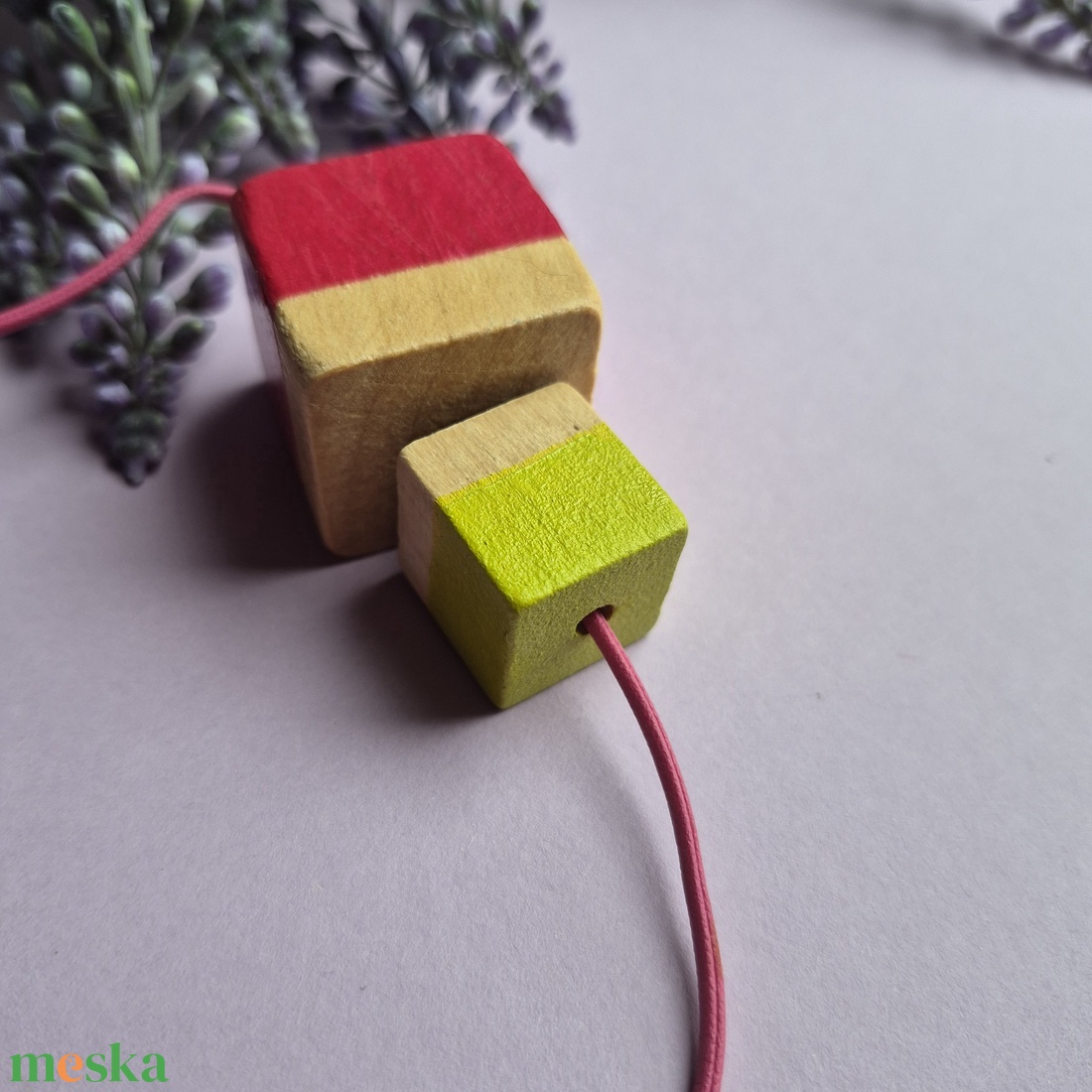 Lime zöld és fukszia pink csíkos fa kocka nyaklánc  - ékszer - nyaklánc - bogyós nyaklánc - Meska.hu