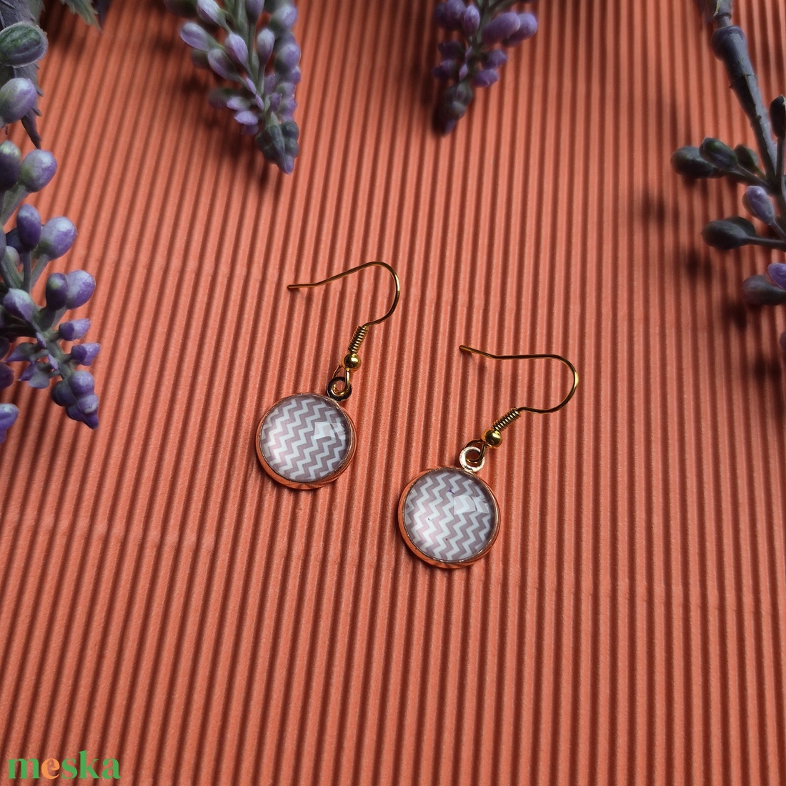 Rózsaszín mintás üveg fülbevaló  - ékszer - fülbevaló - lógó fülbevaló - Meska.hu