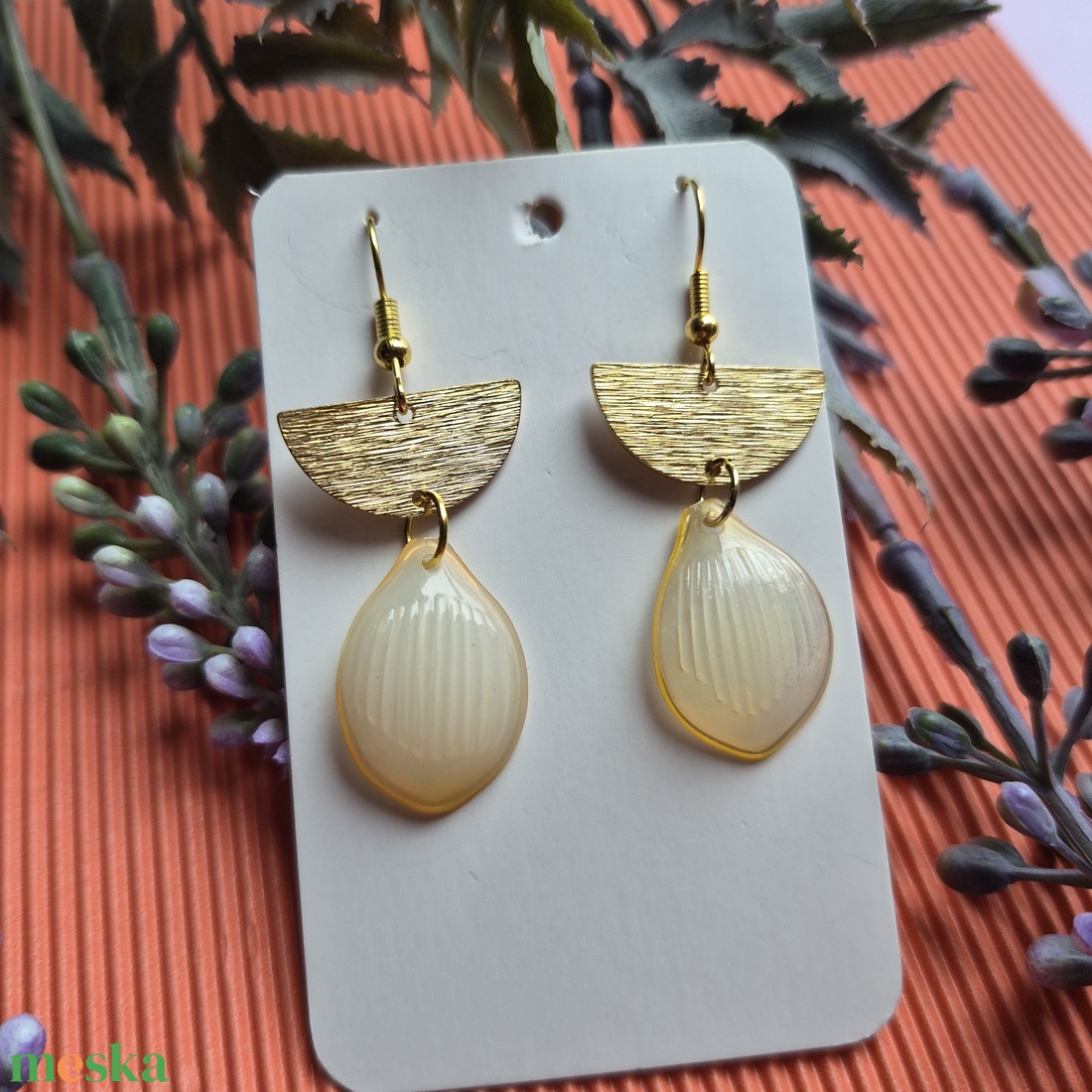 Opálos fehér színű fém lógós fülbevaló  - ékszer - fülbevaló - lógó fülbevaló - Meska.hu