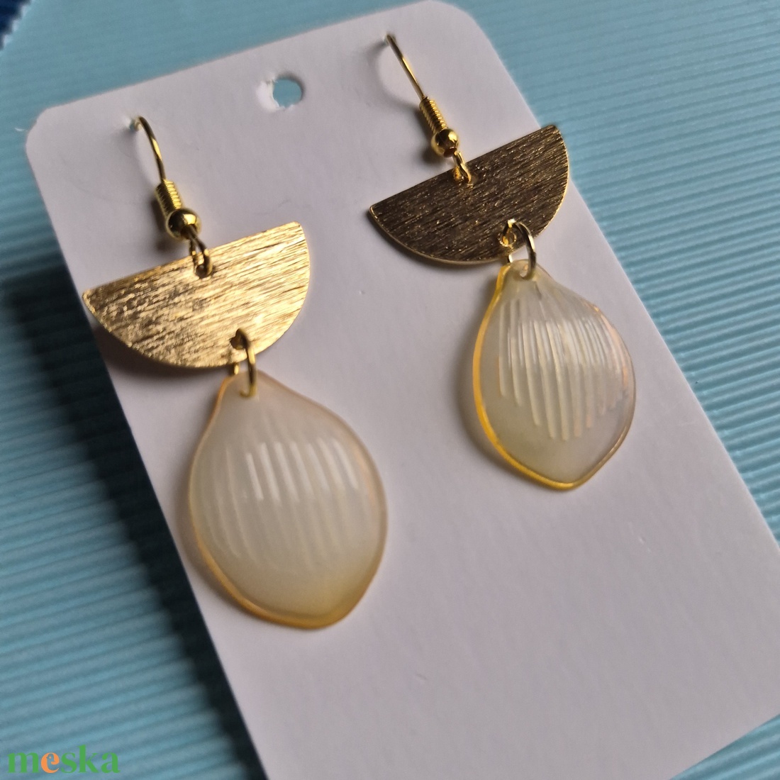 Opálos fehér színű fém lógós fülbevaló  - ékszer - fülbevaló - lógó fülbevaló - Meska.hu