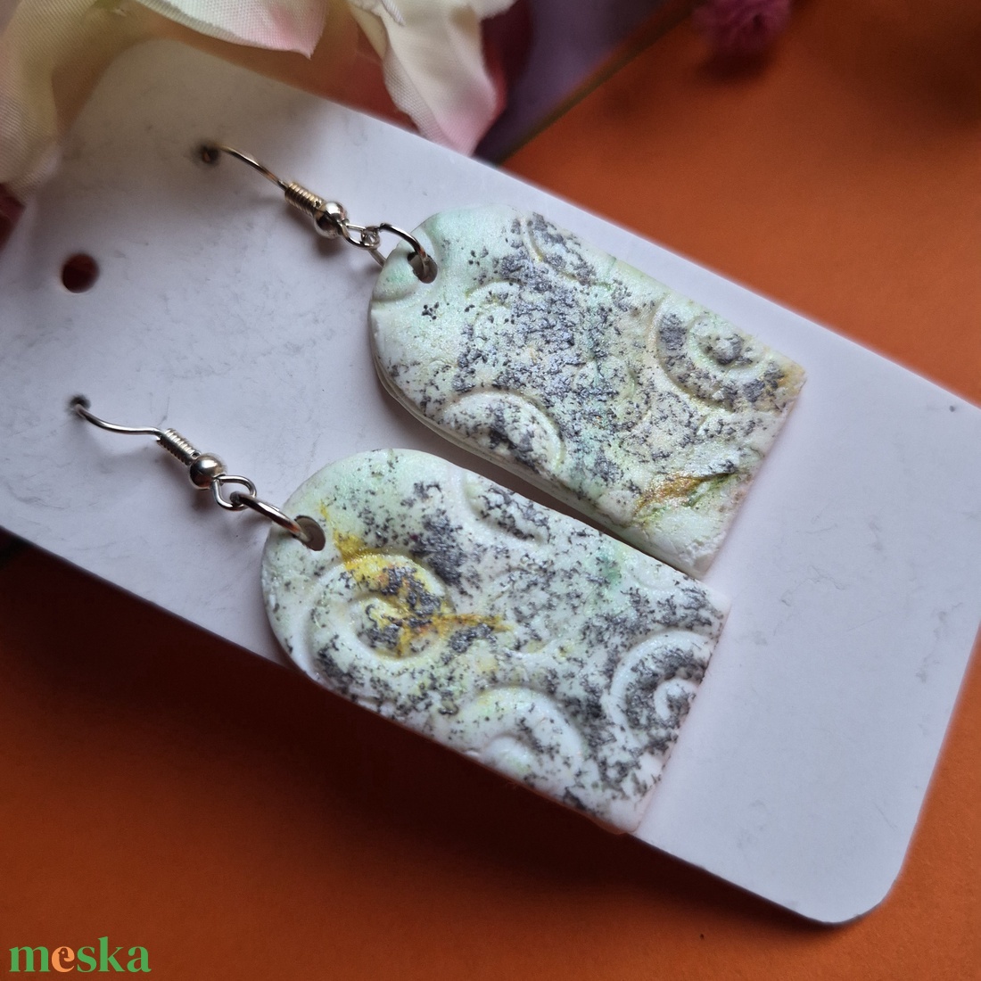 Fehér antik hatású gyurma fülbevaló  - ékszer - fülbevaló - lógó fülbevaló - Meska.hu