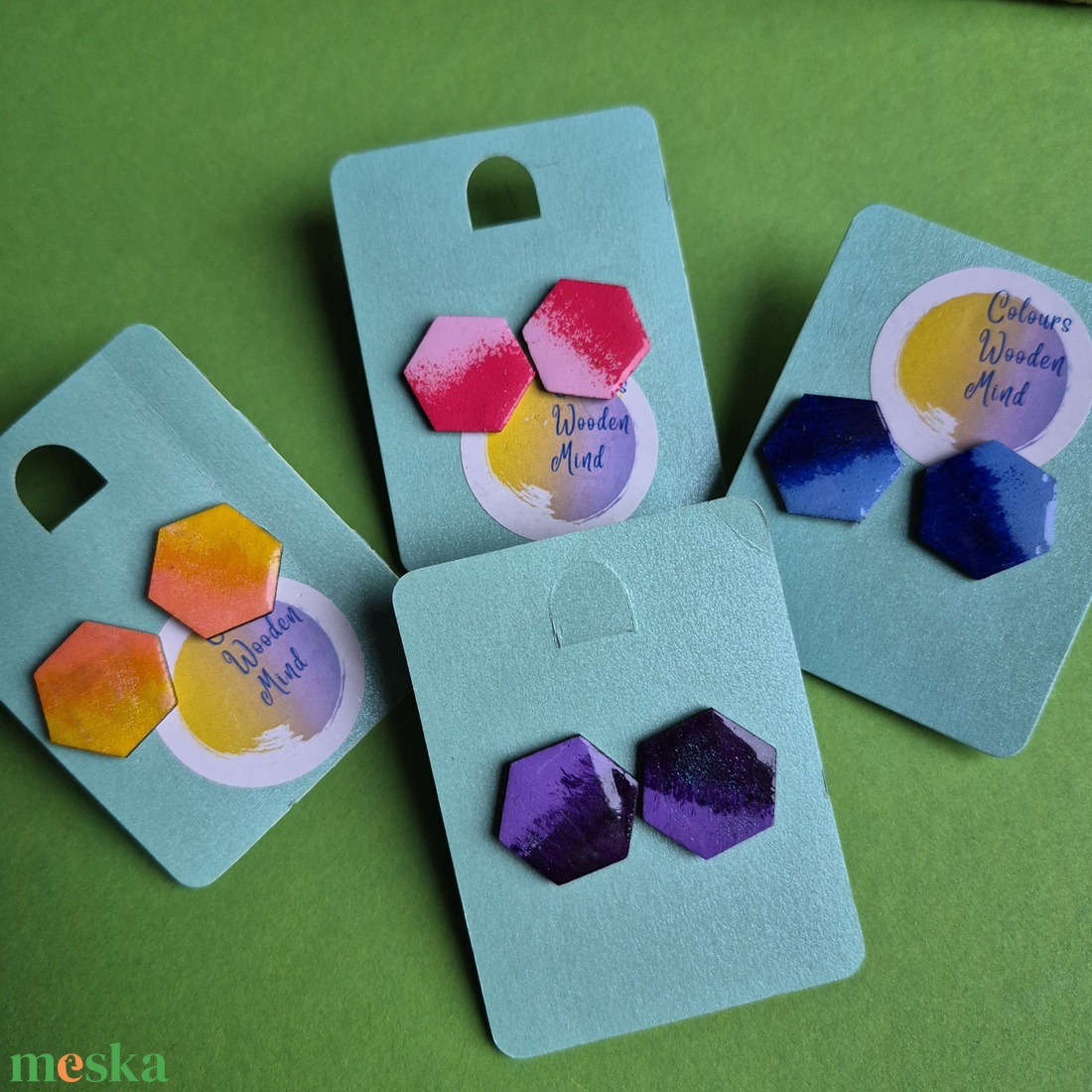 Hatszögű színes fa bedugós fülbevaló  - ékszer - fülbevaló - pötty fülbevaló - Meska.hu
