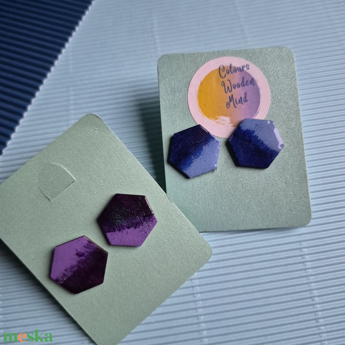 Hatszögű színes fa bedugós fülbevaló  - ékszer - fülbevaló - pötty fülbevaló - Meska.hu