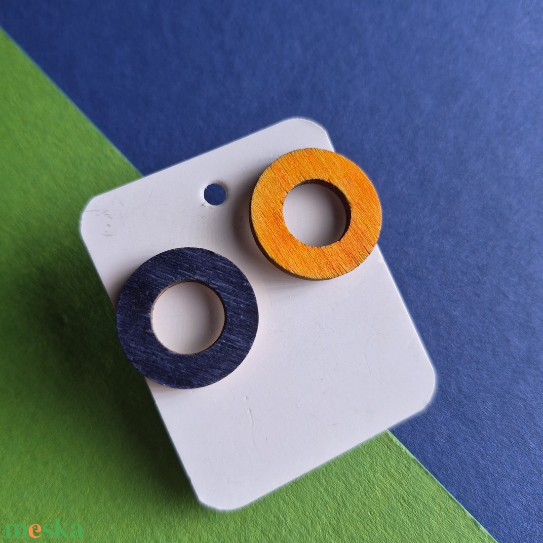 Kék-narancs nikkelmentes kerek aszimmetrikus fa bedugós fülbevaló  - ékszer - fülbevaló - pötty fülbevaló - Meska.hu