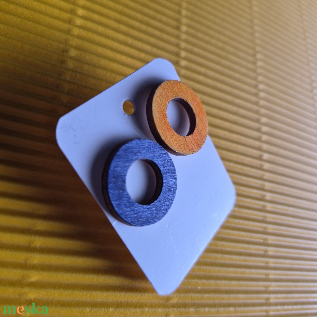 Kék-narancs nikkelmentes kerek aszimmetrikus fa bedugós fülbevaló  - ékszer - fülbevaló - pötty fülbevaló - Meska.hu