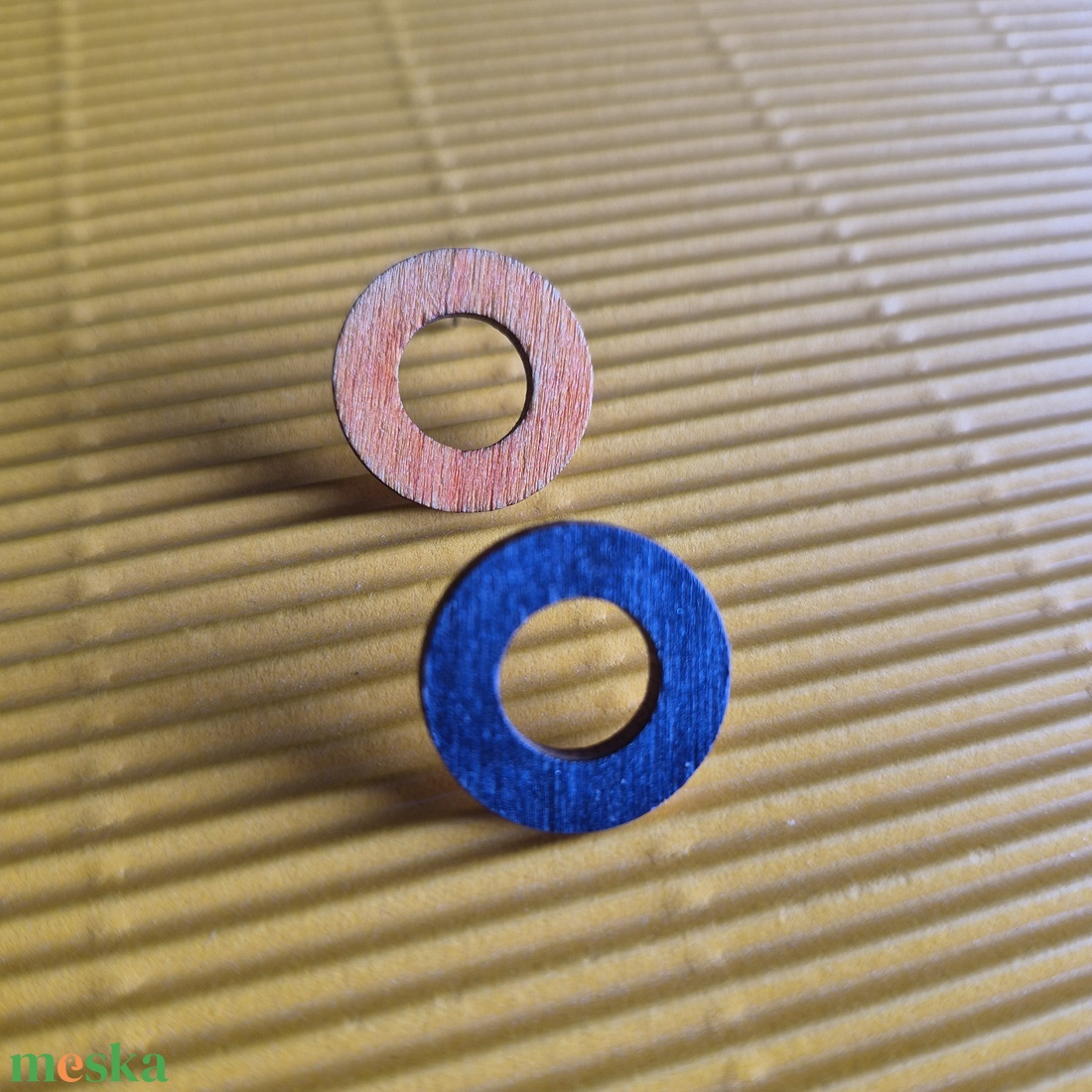 Kék-narancs nikkelmentes kerek aszimmetrikus fa bedugós fülbevaló  - ékszer - fülbevaló - pötty fülbevaló - Meska.hu