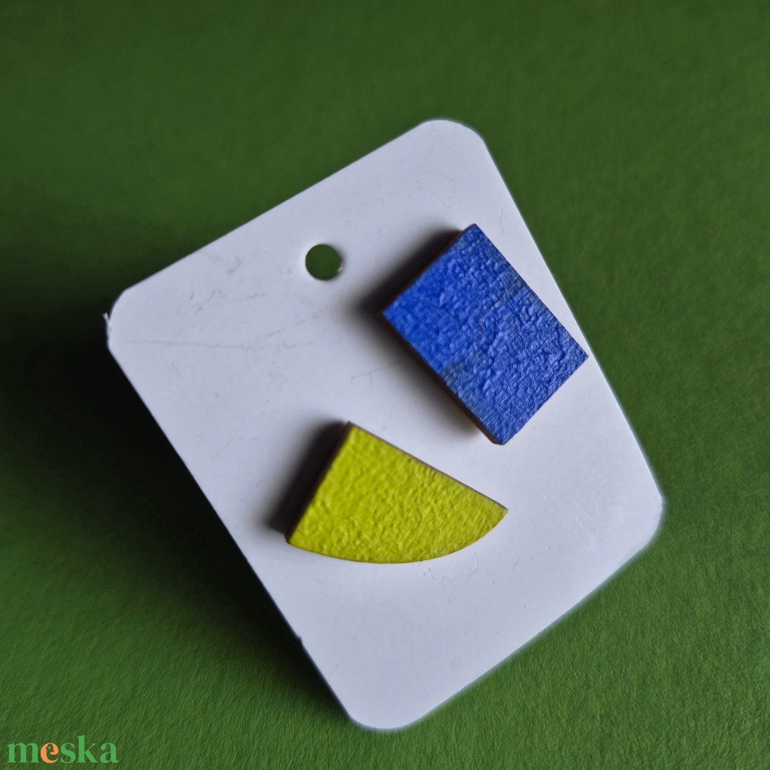 Kék-lime nikkelmentes aszimmetrikus fa bedugós fülbevaló  - ékszer - fülbevaló - pötty fülbevaló - Meska.hu