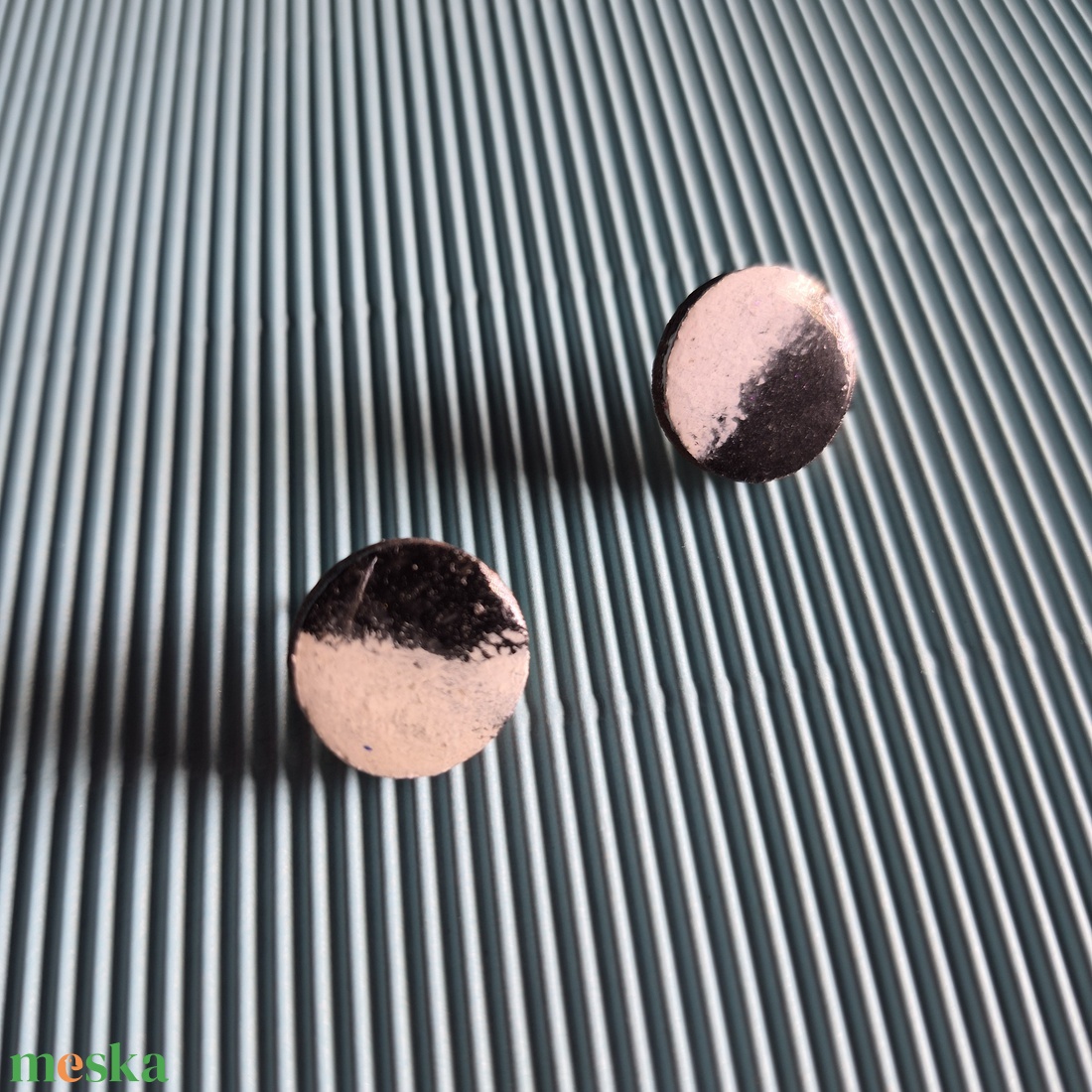 Fekete-fehér nikkelmentes fa bedugós fülbevaló  - ékszer - fülbevaló - pötty fülbevaló - Meska.hu