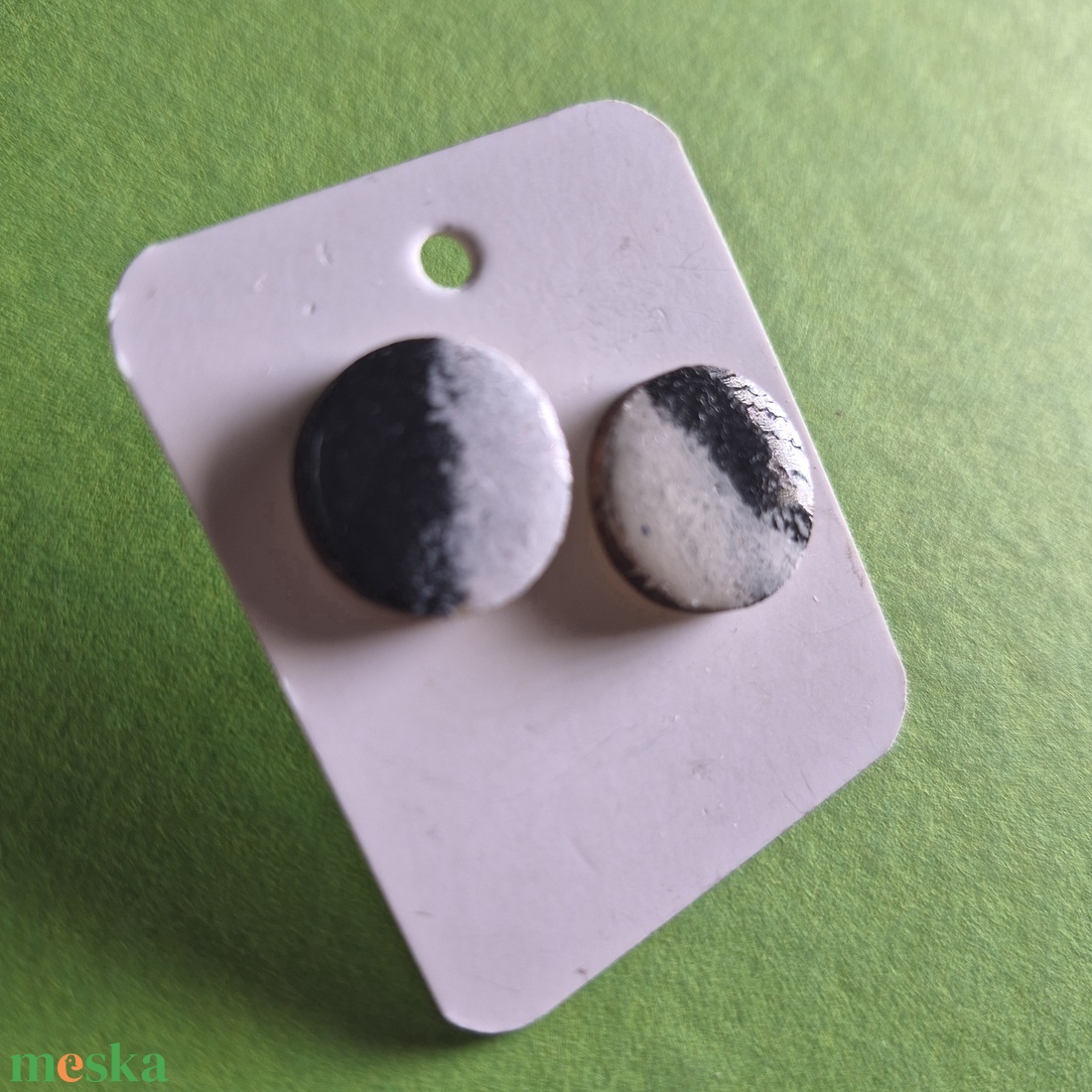 Fekete-fehér nikkelmentes fa bedugós fülbevaló  - ékszer - fülbevaló - pötty fülbevaló - Meska.hu