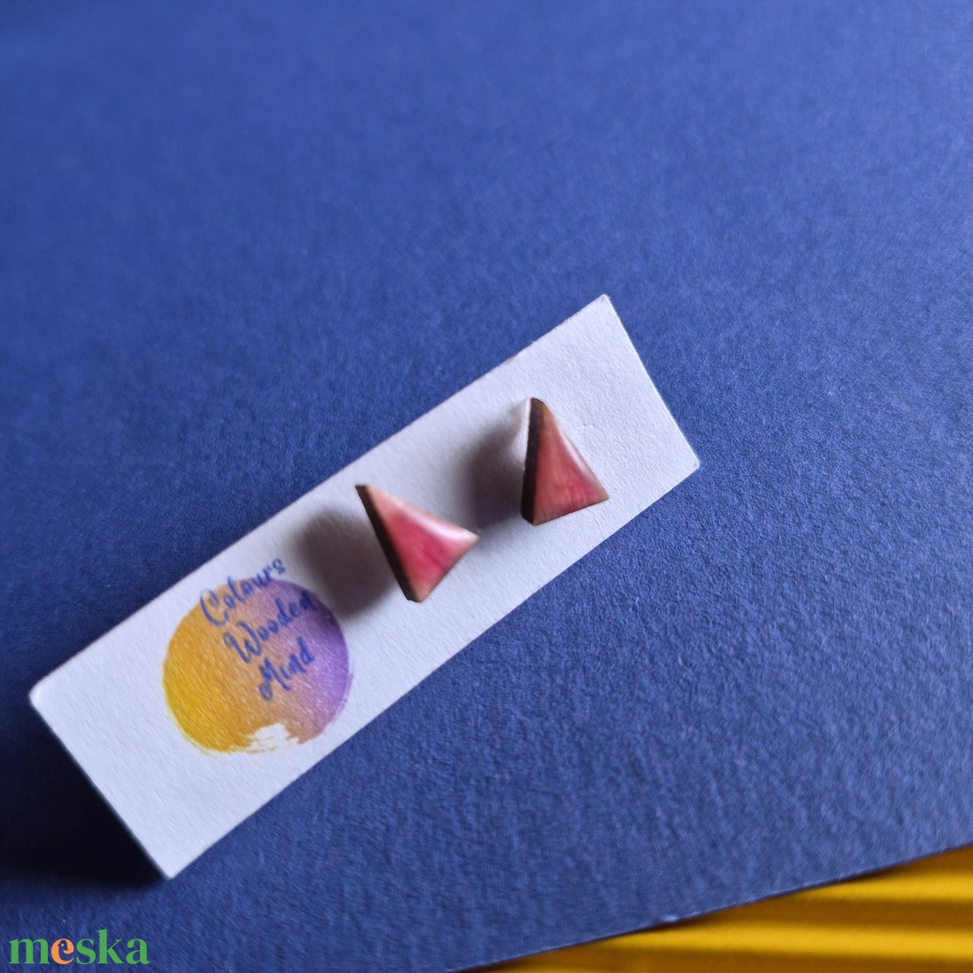 Mini háromszög piros fa bedugós fülbevaló  - ékszer - fülbevaló - pötty fülbevaló - Meska.hu