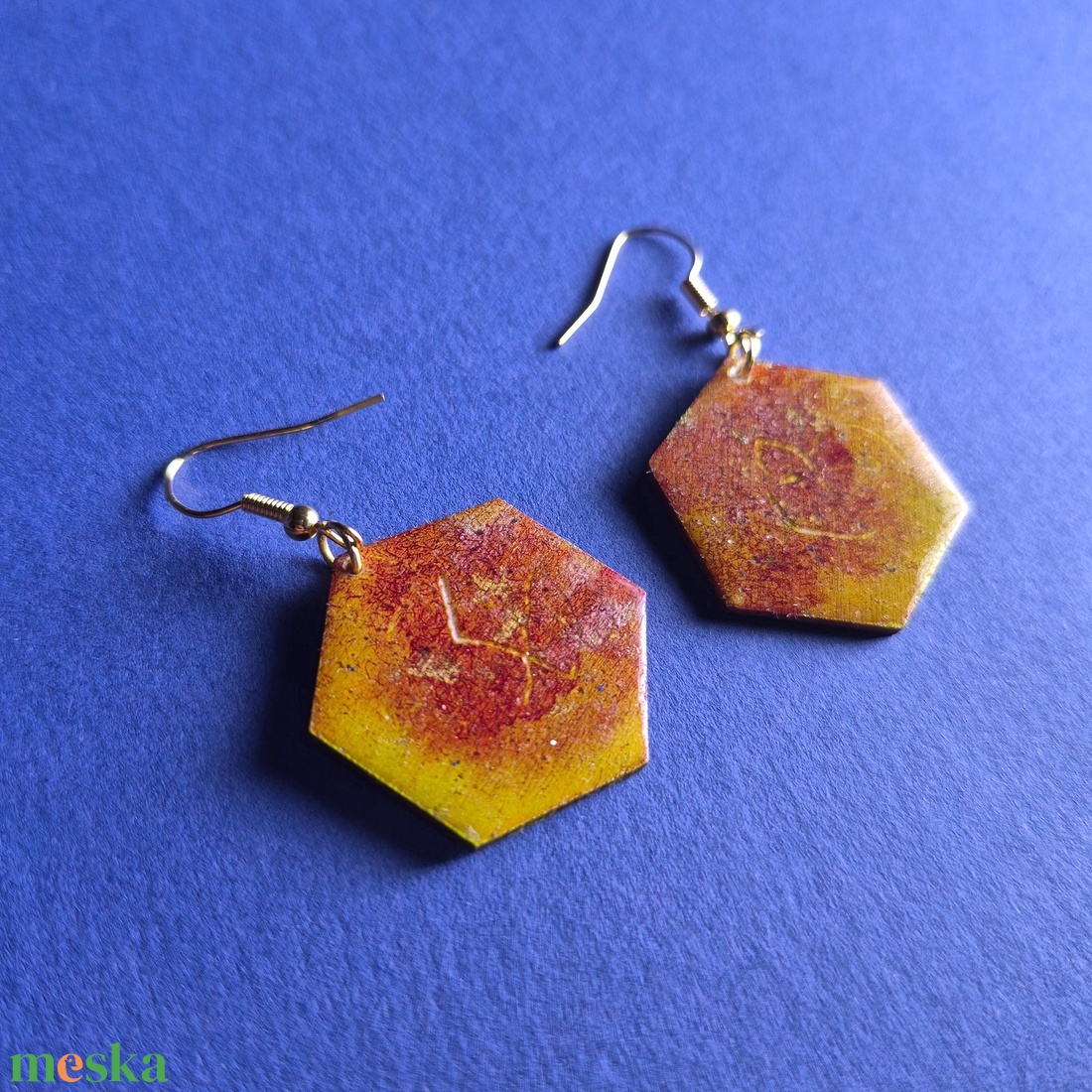 Barnás narancs színű hatszög alakú fa fülbevaló - ékszer - fülbevaló - lógó fülbevaló - Meska.hu