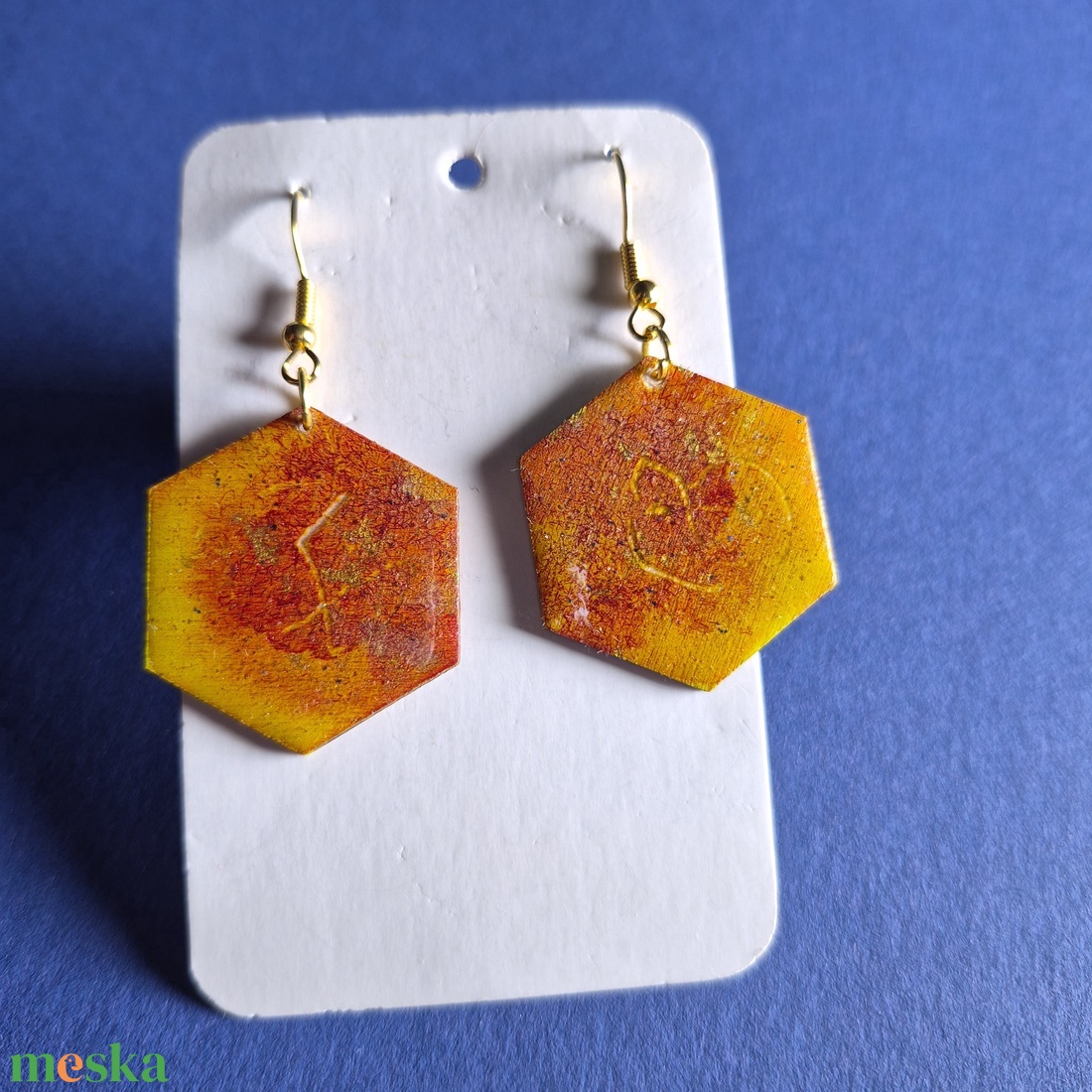 Barnás narancs színű hatszög alakú fa fülbevaló - ékszer - fülbevaló - lógó fülbevaló - Meska.hu
