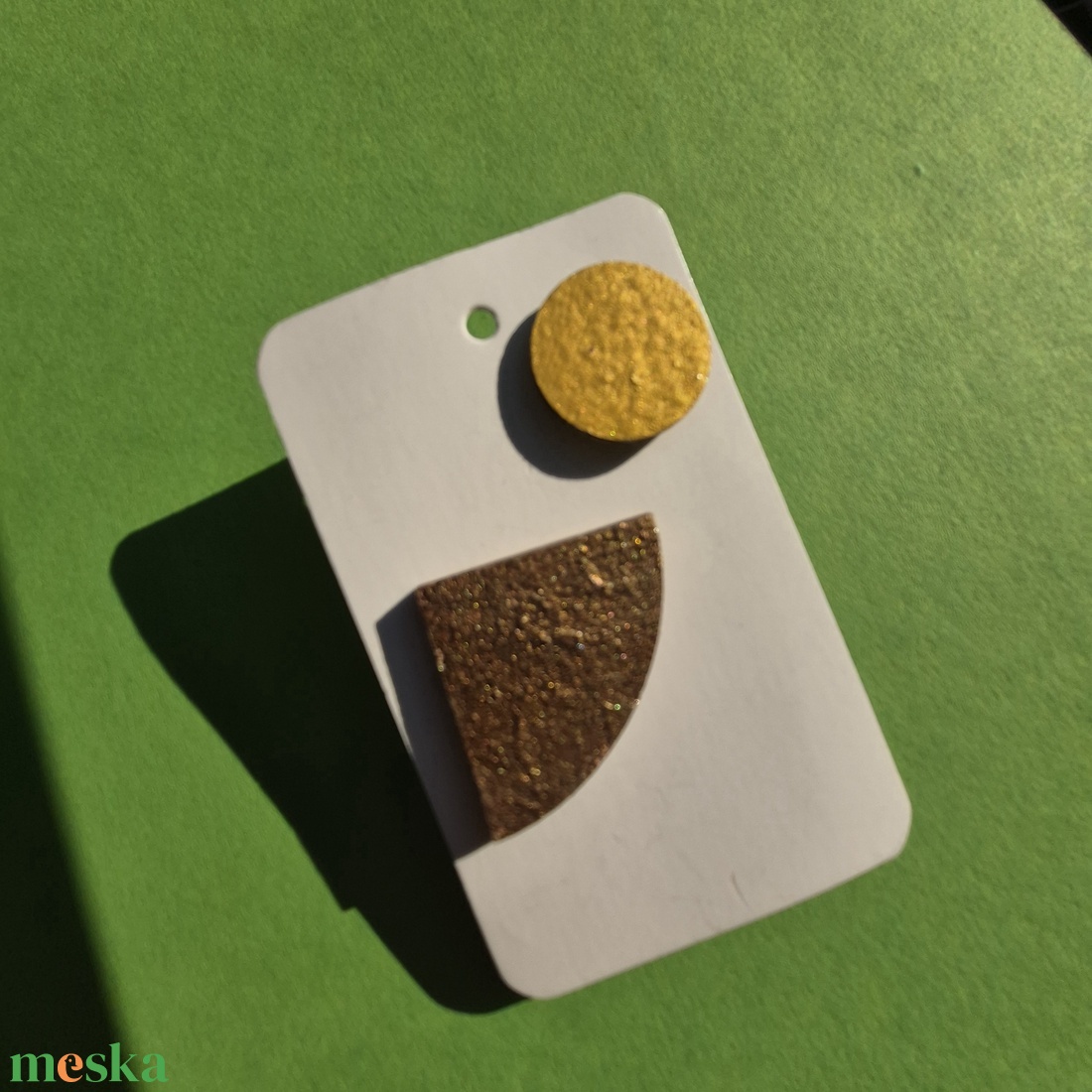 Aszimmetrikus barna-arany fa bedugós fülbevaló  - ékszer - fülbevaló - pötty fülbevaló - Meska.hu