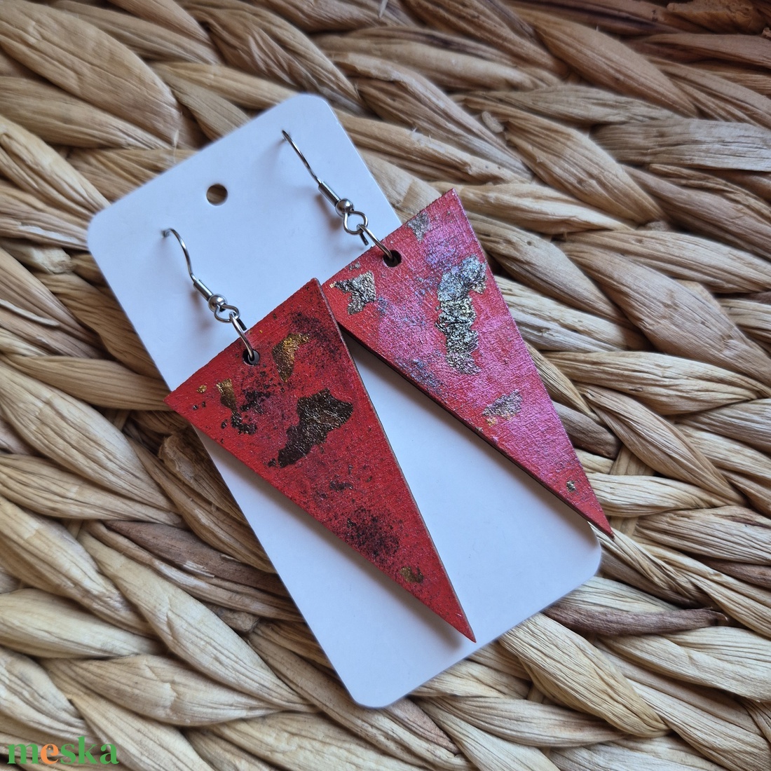 Piros lógós háromszög fa fülbevaló - ékszer - fülbevaló - lógó fülbevaló - Meska.hu