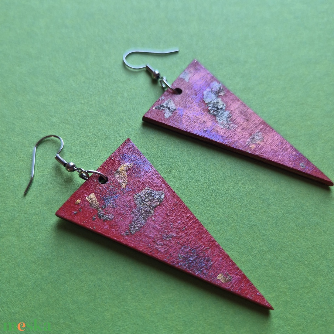 Piros lógós háromszög fa fülbevaló - ékszer - fülbevaló - lógó fülbevaló - Meska.hu