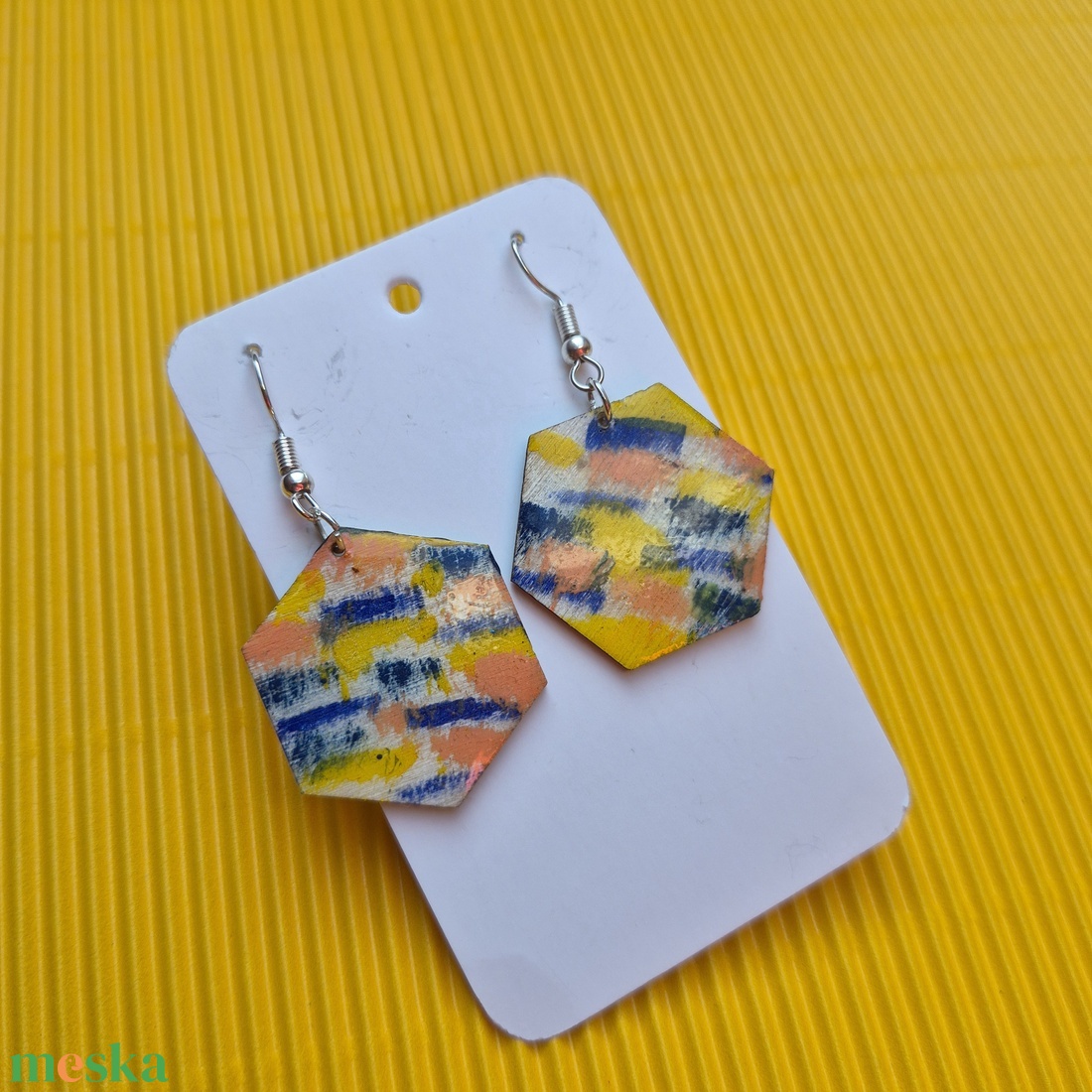 Színes lógós hatszög fa fülbevaló - ékszer - fülbevaló - lógó fülbevaló - Meska.hu
