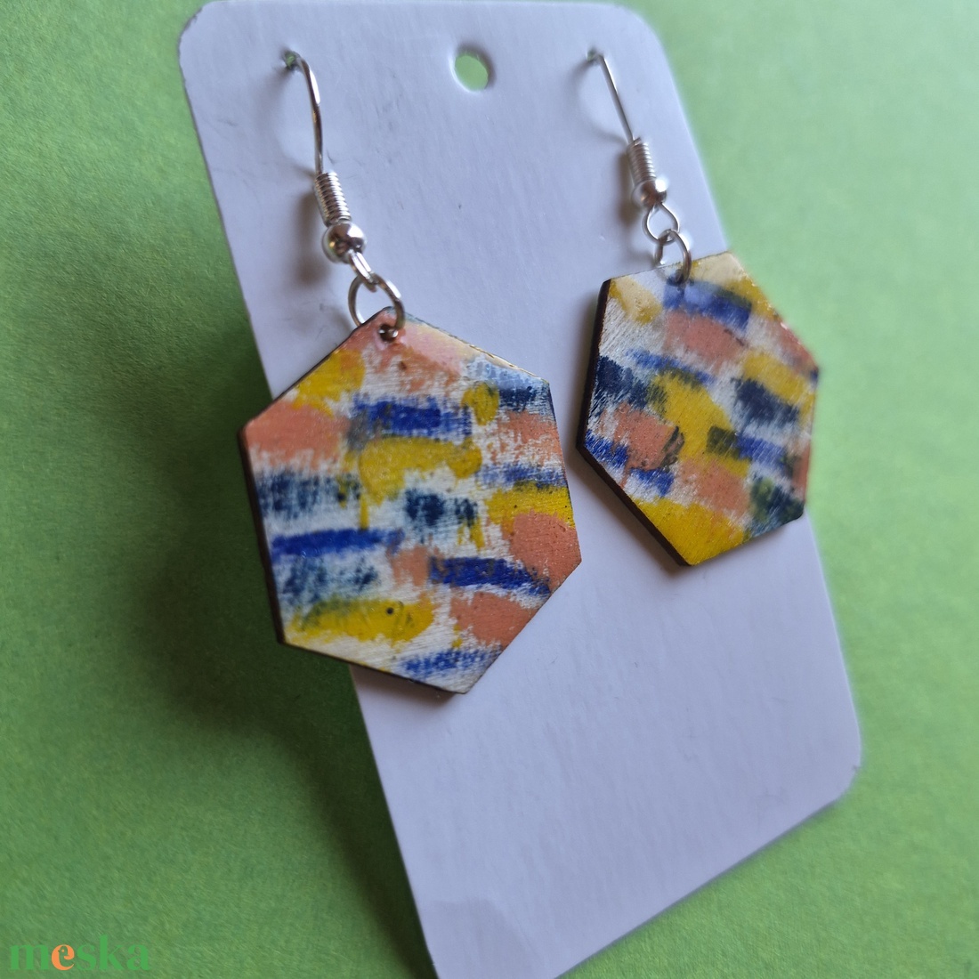 Színes lógós hatszög fa fülbevaló - ékszer - fülbevaló - lógó fülbevaló - Meska.hu