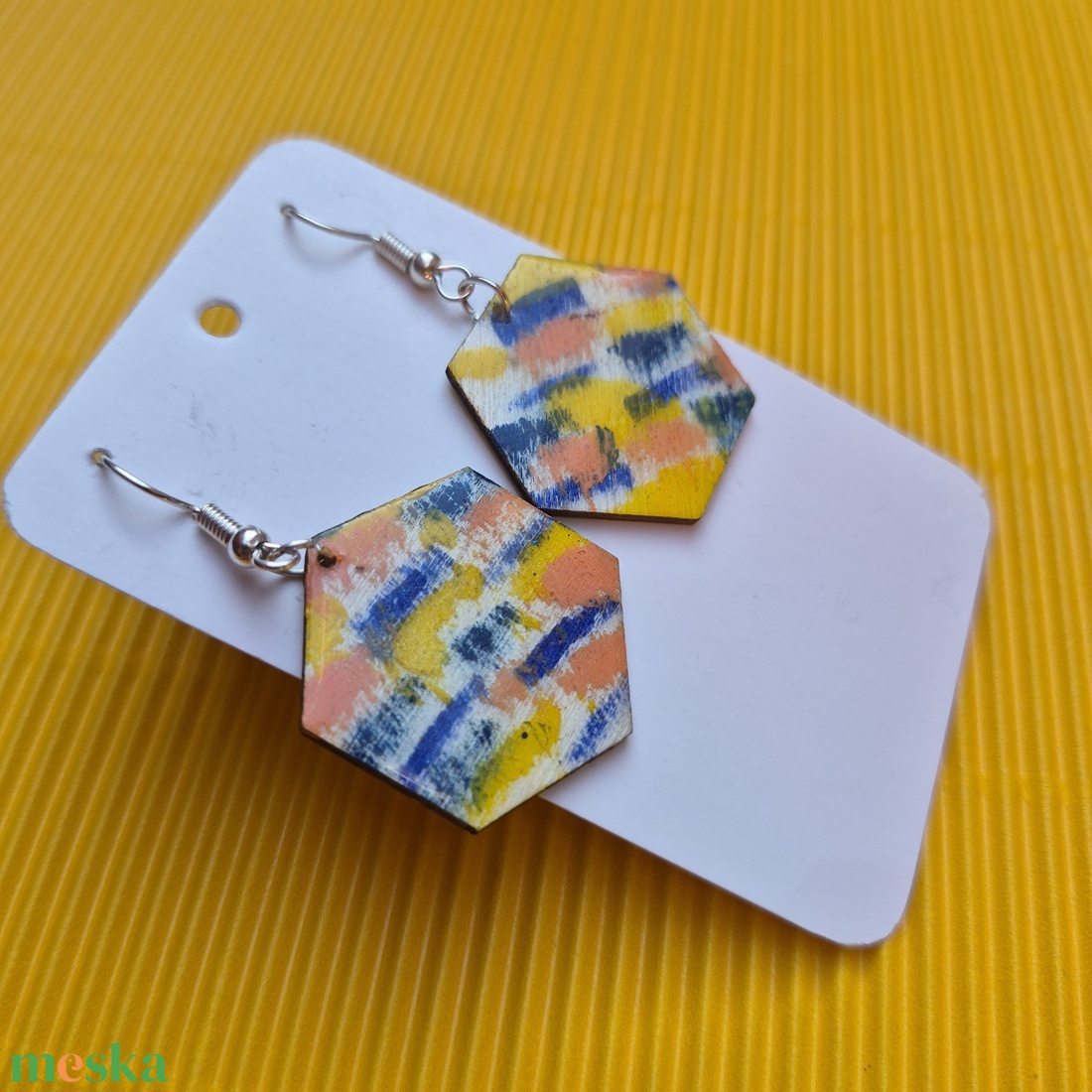 Színes lógós hatszög fa fülbevaló - ékszer - fülbevaló - lógó fülbevaló - Meska.hu