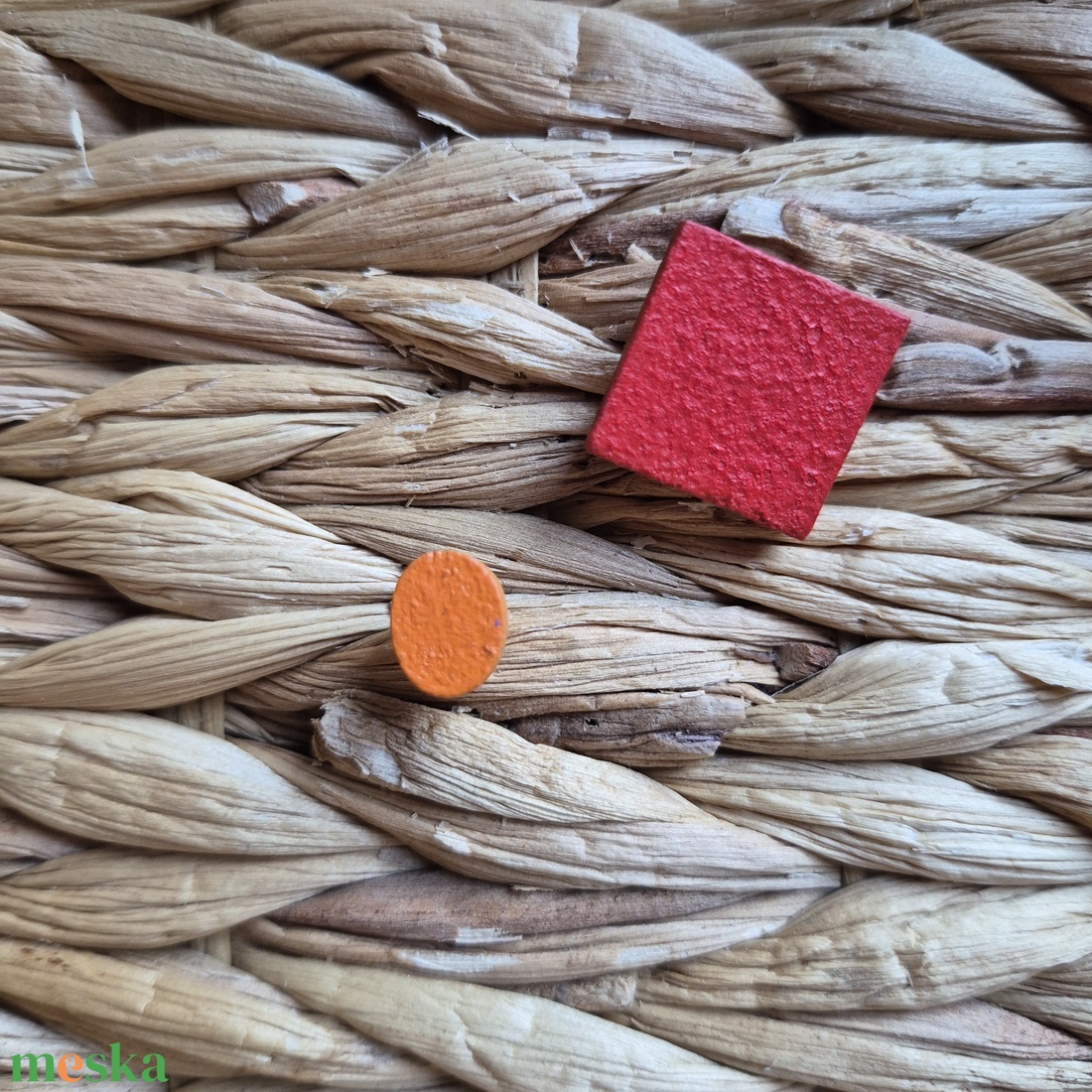 Narancs-piros aszimmetrikus fa bedugós fülbevaló  - ékszer - fülbevaló - pötty fülbevaló - Meska.hu