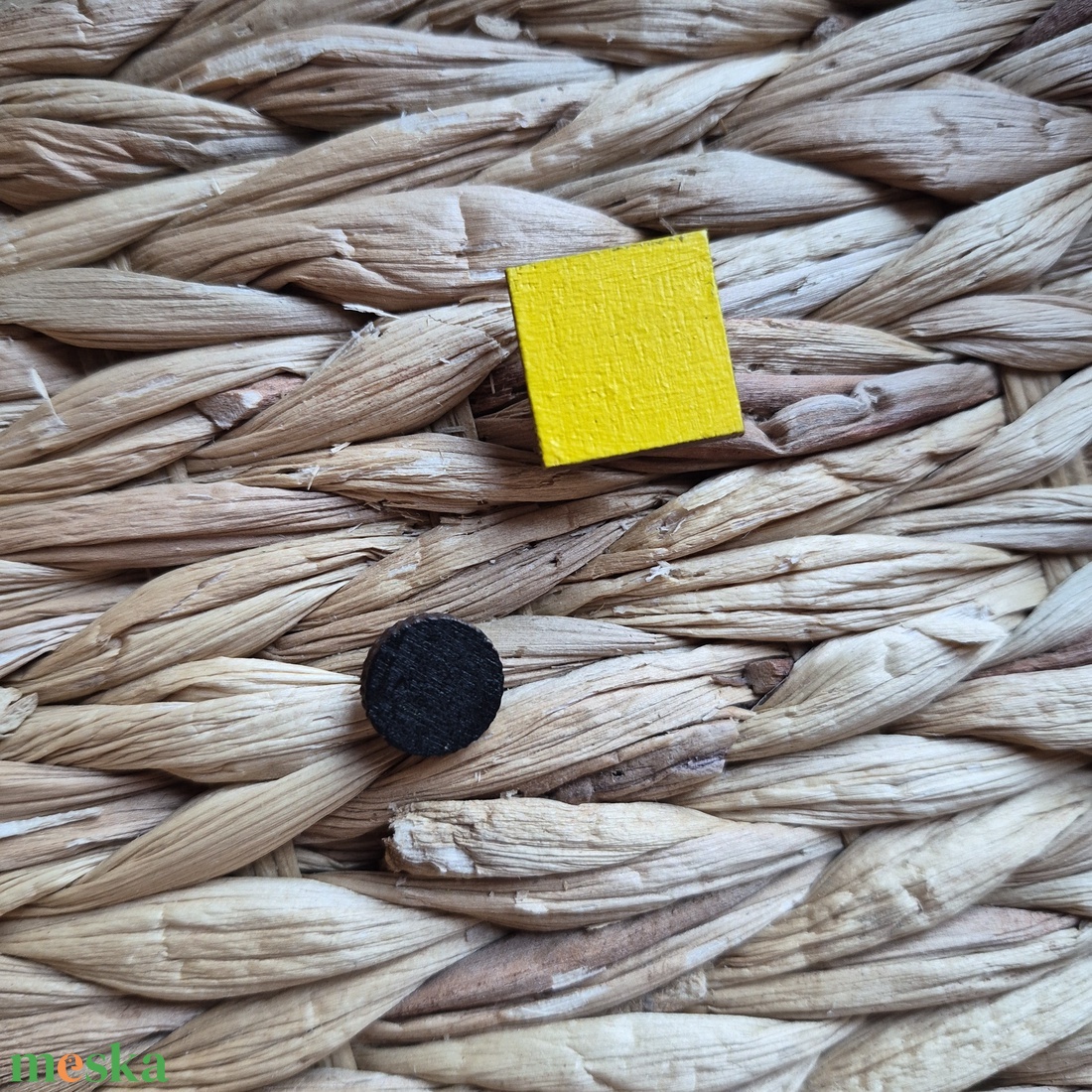 Fekete-sárga aszimmetrikus fa bedugós fülbevaló  - ékszer - fülbevaló - pötty fülbevaló - Meska.hu