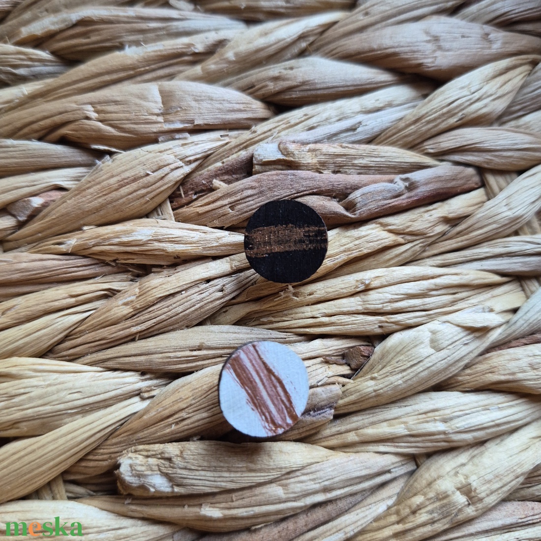 Fekete-fehér aszimmetrikus fa bedugós fülbevaló  - ékszer - fülbevaló - pötty fülbevaló - Meska.hu