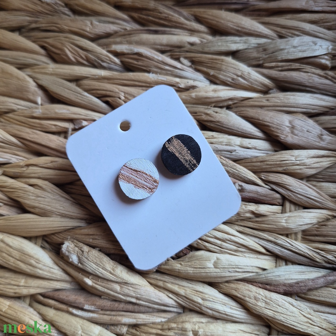 Fekete-fehér aszimmetrikus fa bedugós fülbevaló  - ékszer - fülbevaló - pötty fülbevaló - Meska.hu