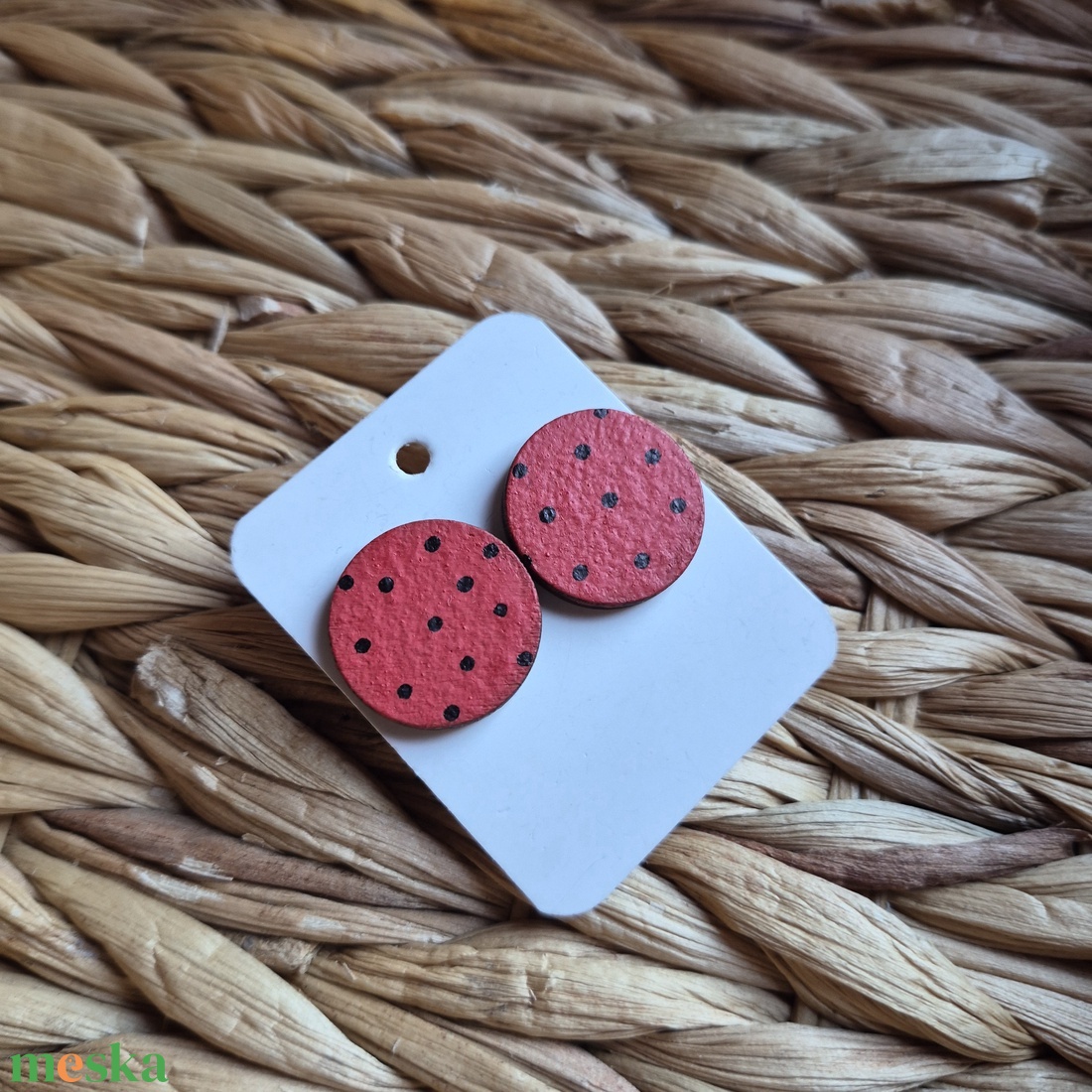 Piros pöttyös aszimmetrikus fa bedugós fülbevaló  - ékszer - fülbevaló - pötty fülbevaló - Meska.hu