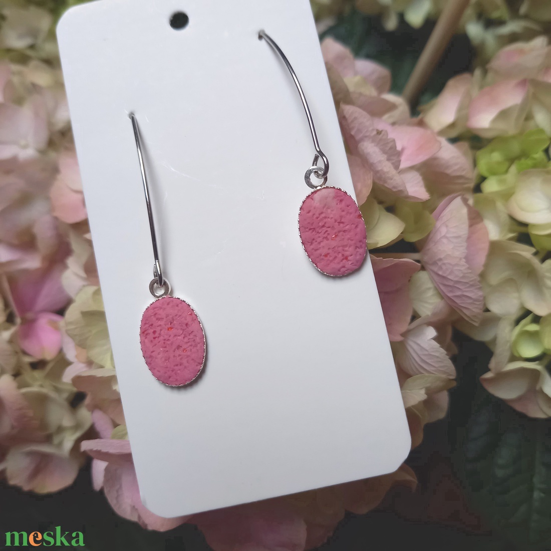 Lógós ovális rózsaszín gyurma fülbevaló - ékszer - fülbevaló - lógó fülbevaló - Meska.hu