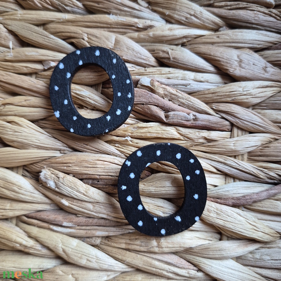 Fekete-fehér pöttyös fakarika fülbevaló - ékszer - fülbevaló - pötty fülbevaló - Meska.hu