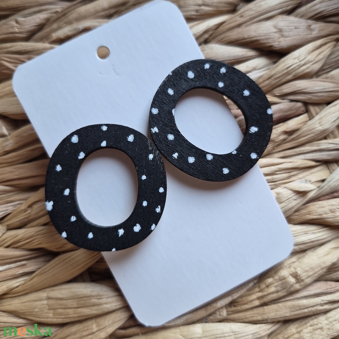 Fekete-fehér pöttyös fakarika fülbevaló - ékszer - fülbevaló - pötty fülbevaló - Meska.hu