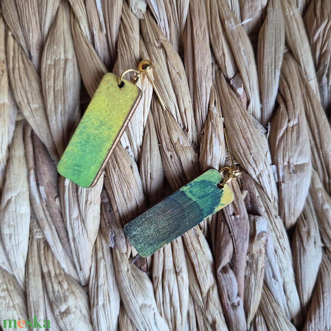 Zöld-sárga lógós aszimmetrikus fa fülbevaló - ékszer - fülbevaló - lógó fülbevaló - Meska.hu
