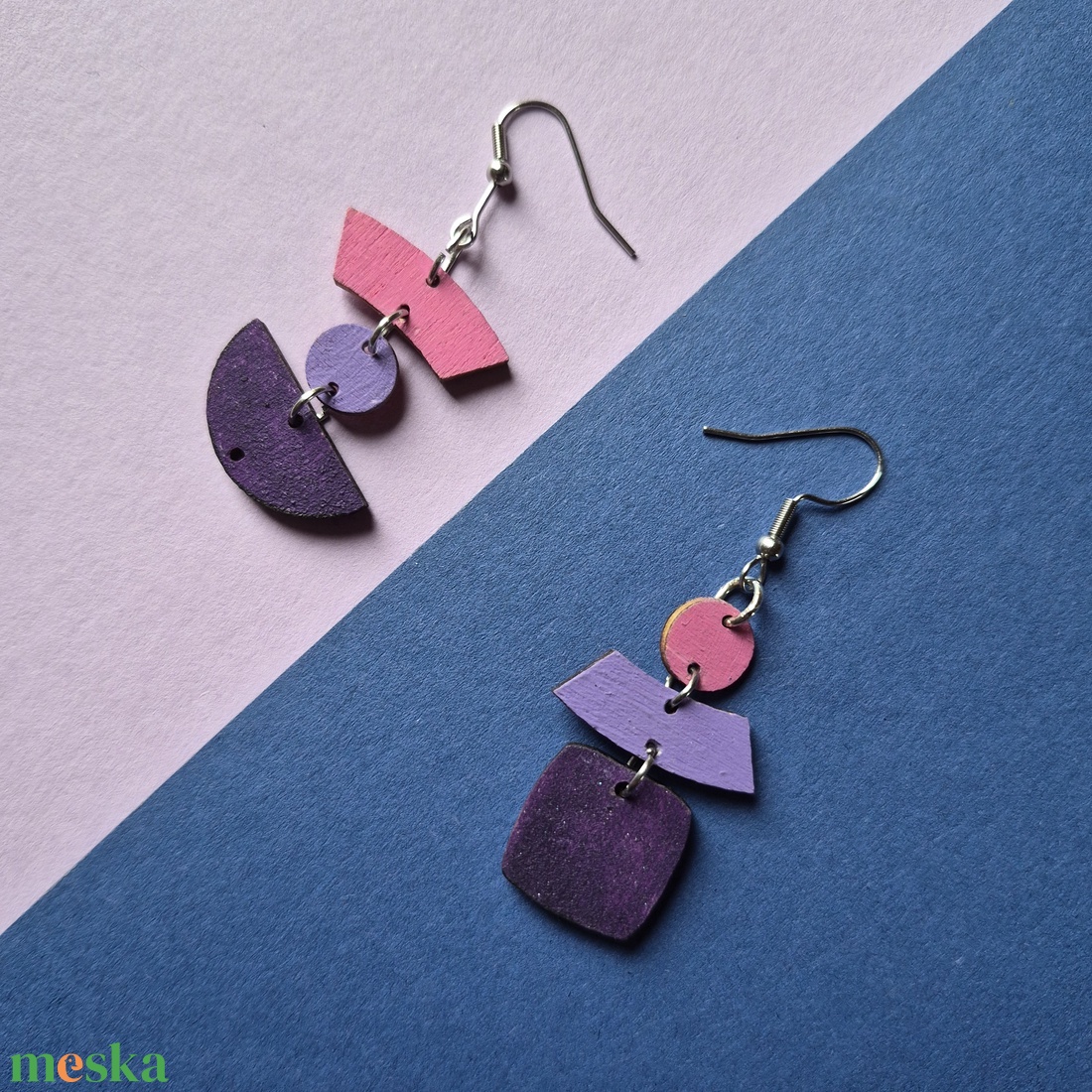 Aszimmetrikus nikkelmentes lila-rózsaszín lógós fa fülbevaló - ékszer - fülbevaló - lógó fülbevaló - Meska.hu