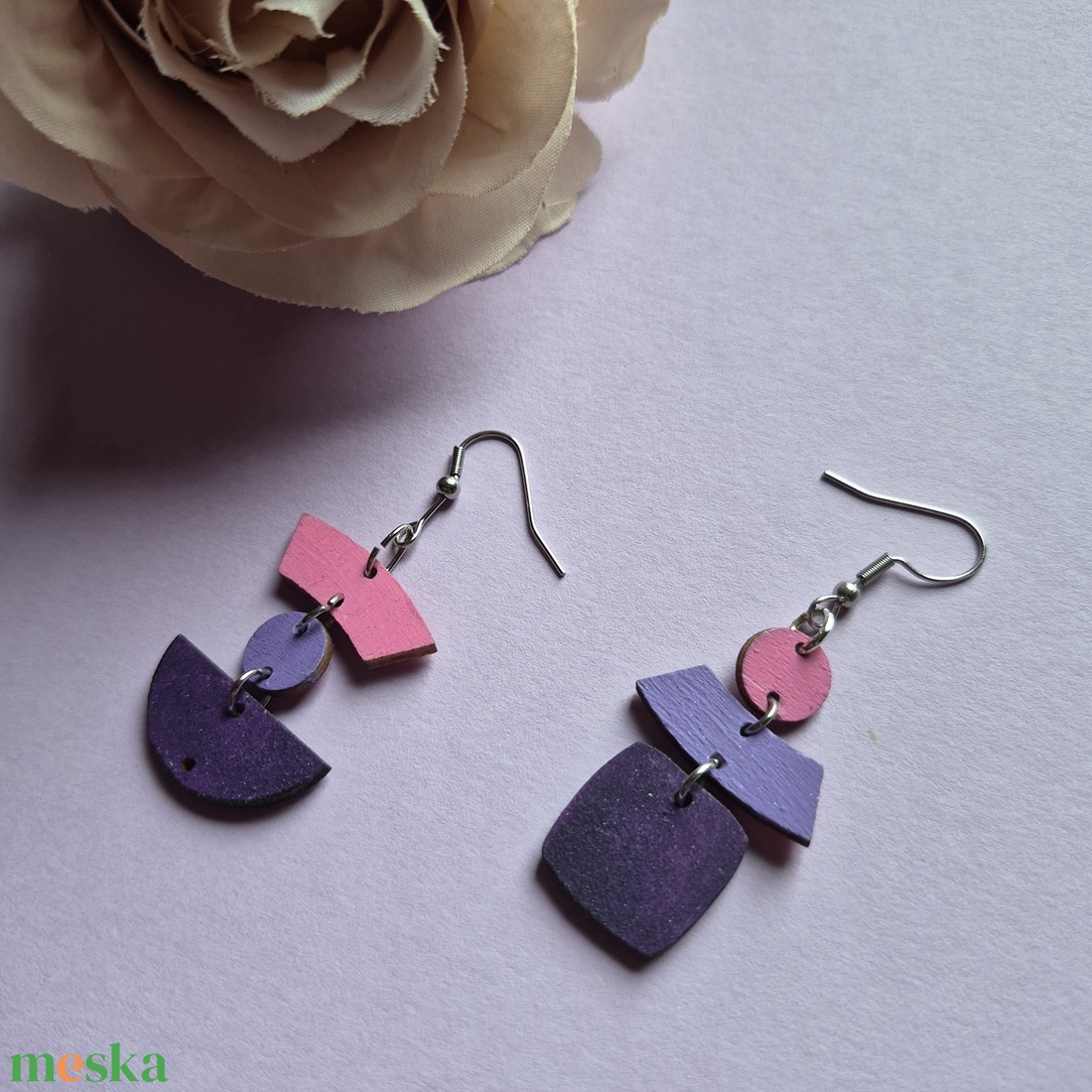 Aszimmetrikus nikkelmentes lila-rózsaszín lógós fa fülbevaló - ékszer - fülbevaló - lógó fülbevaló - Meska.hu