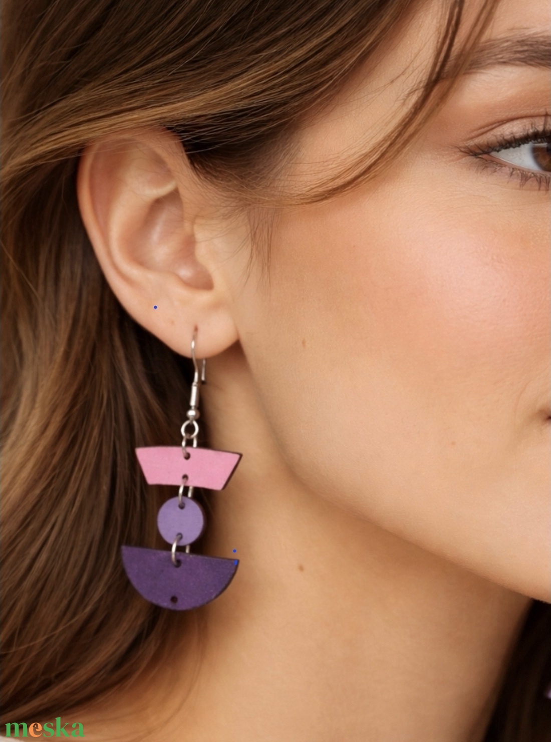 Aszimmetrikus nikkelmentes lila-rózsaszín lógós fa fülbevaló - ékszer - fülbevaló - lógó fülbevaló - Meska.hu