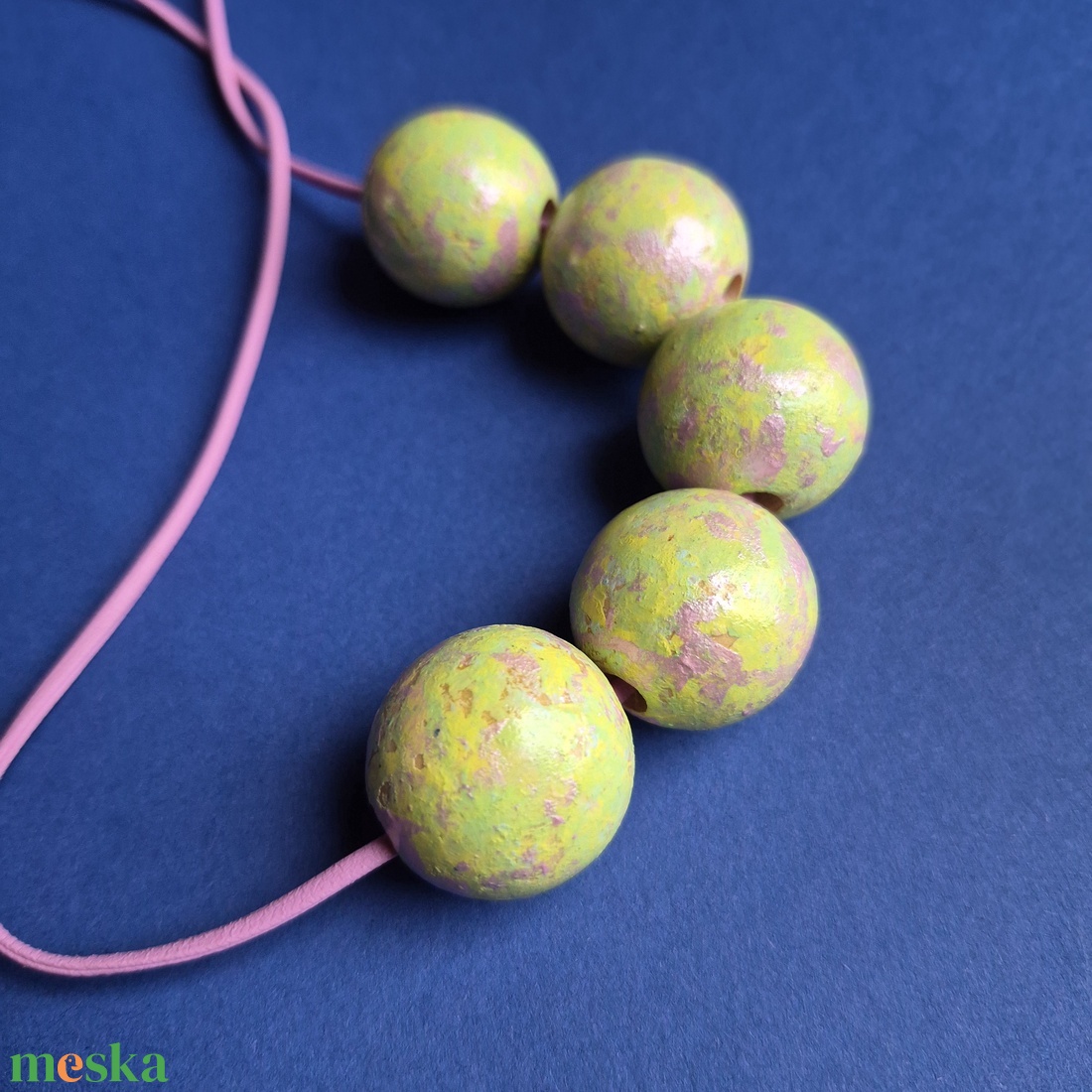 Pasztell sárga, zöld, gyöngyház rózsaszín fa nyaklánc - ékszer - nyaklánc - bogyós nyaklánc - Meska.hu