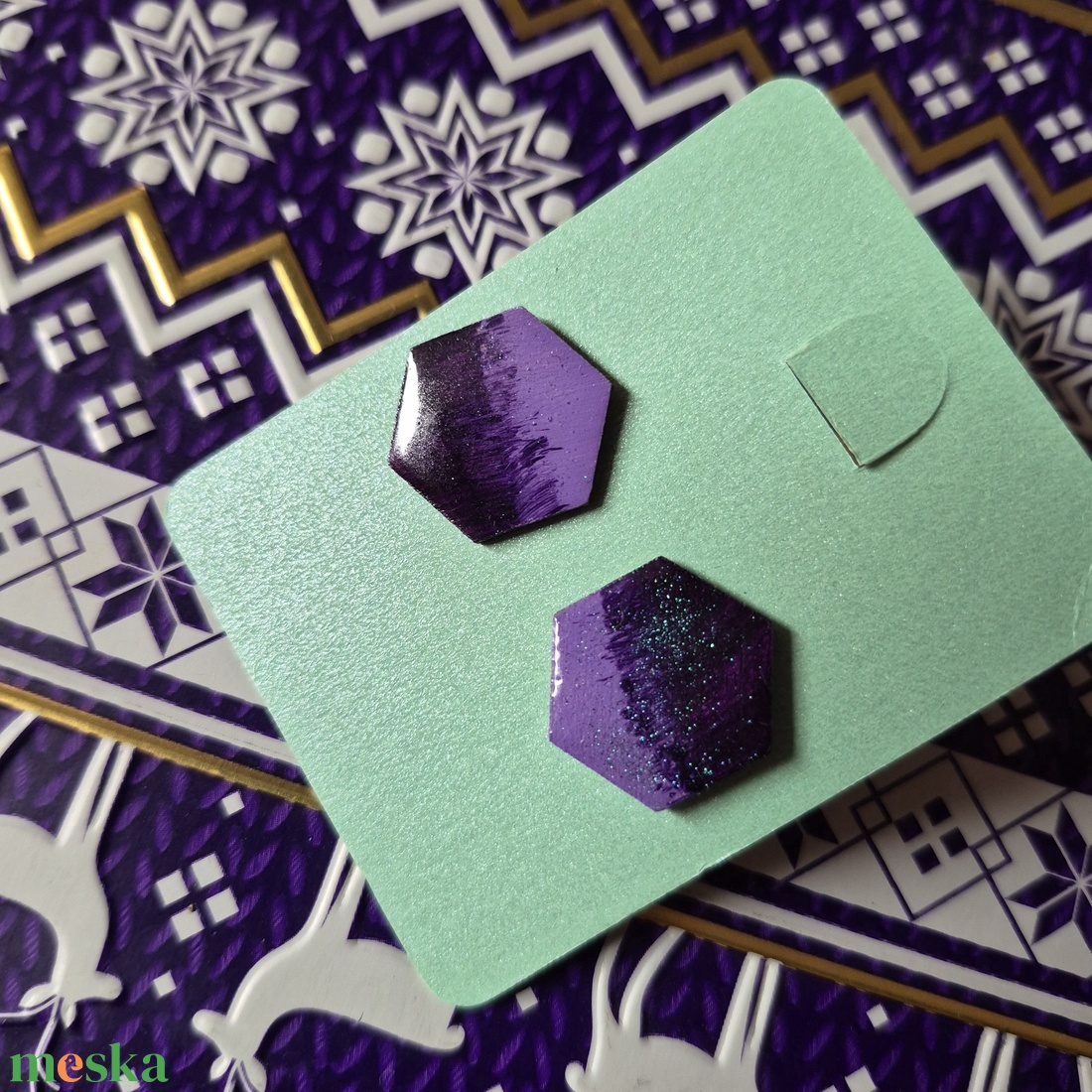 Lila hatszög fa bedugós fülbevaló  - ékszer - fülbevaló - pötty fülbevaló - Meska.hu